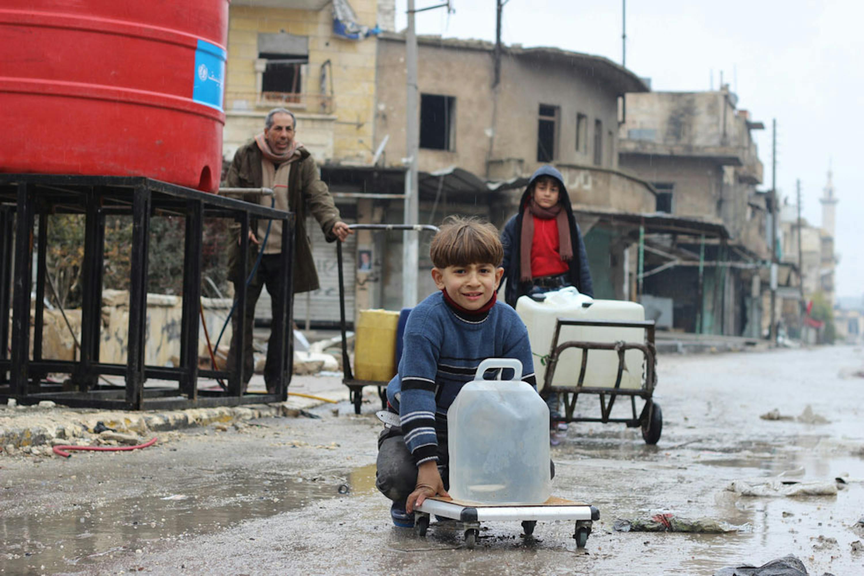Una cisterna di acqua potabile installata dall'UNICEF a Shakoor, quartiere di Aleppo (Siria), uno dei più tragici teatri di guerra degli ultimi anni - ©UNICEF/UN046880/Al Issa