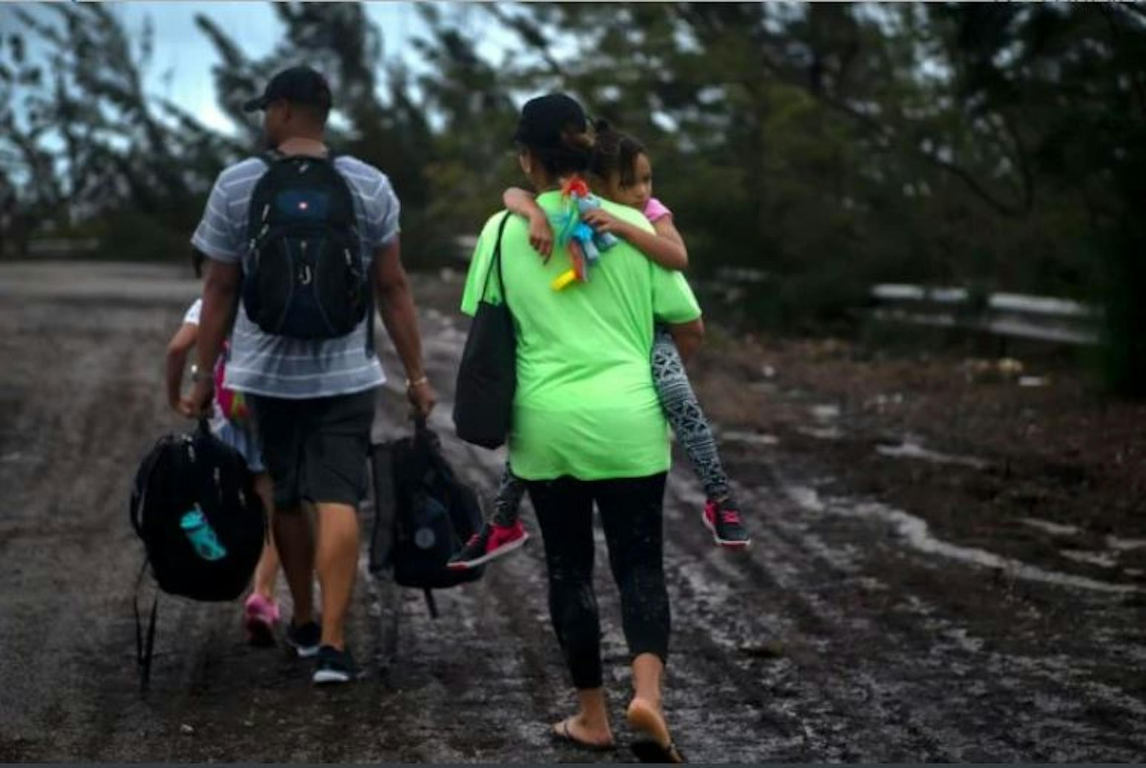 Una famiglia di Grand Bahama, l'isola dell'arcipelago più colpita dall'uragano Dorian - ©Associated Press