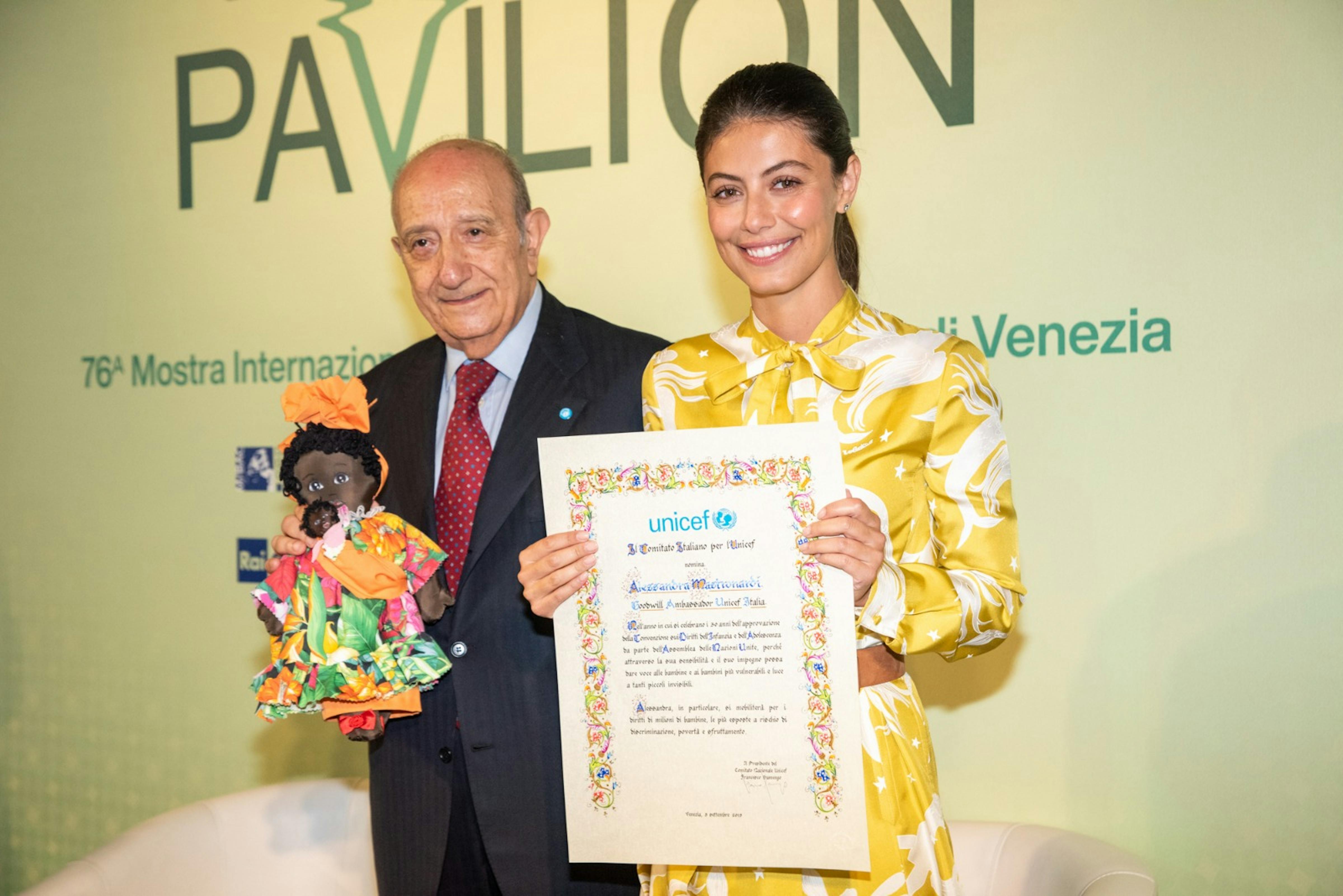 La consegna dell'attestato di nomina a Goodwill Ambassador da parte del presidente dell'UNICEF Italia F. Samengo ad Alessandra Mastronardi - ©Giacomo Cosua per UNICEF Italia/2019