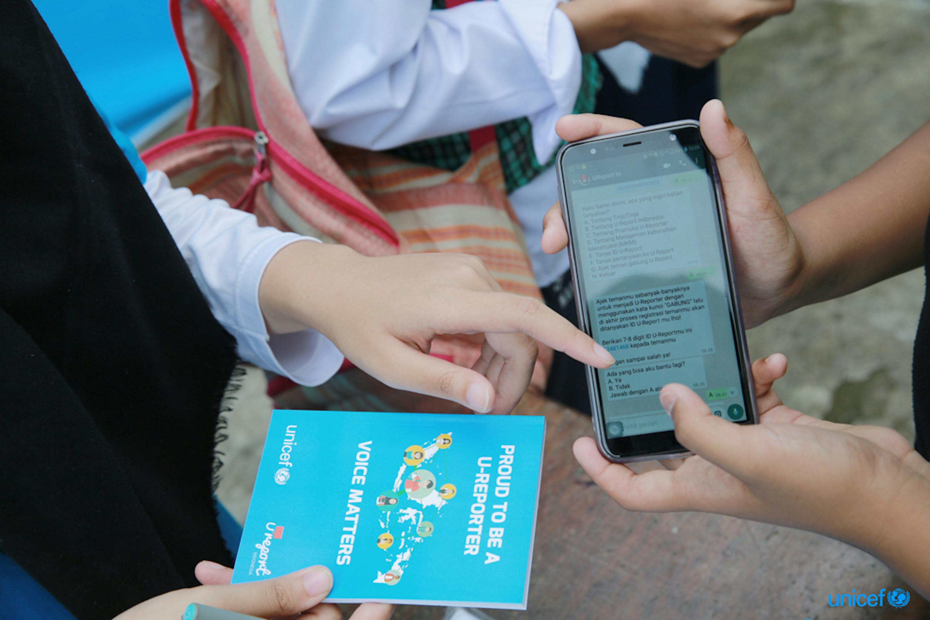 Indonesia, Rizka dimostra come essere U-Reporter e diventare agente di cambiamento utilizzando l'applicazione WhatsApp. © UNICEF/UN0272127/Akbar Junior