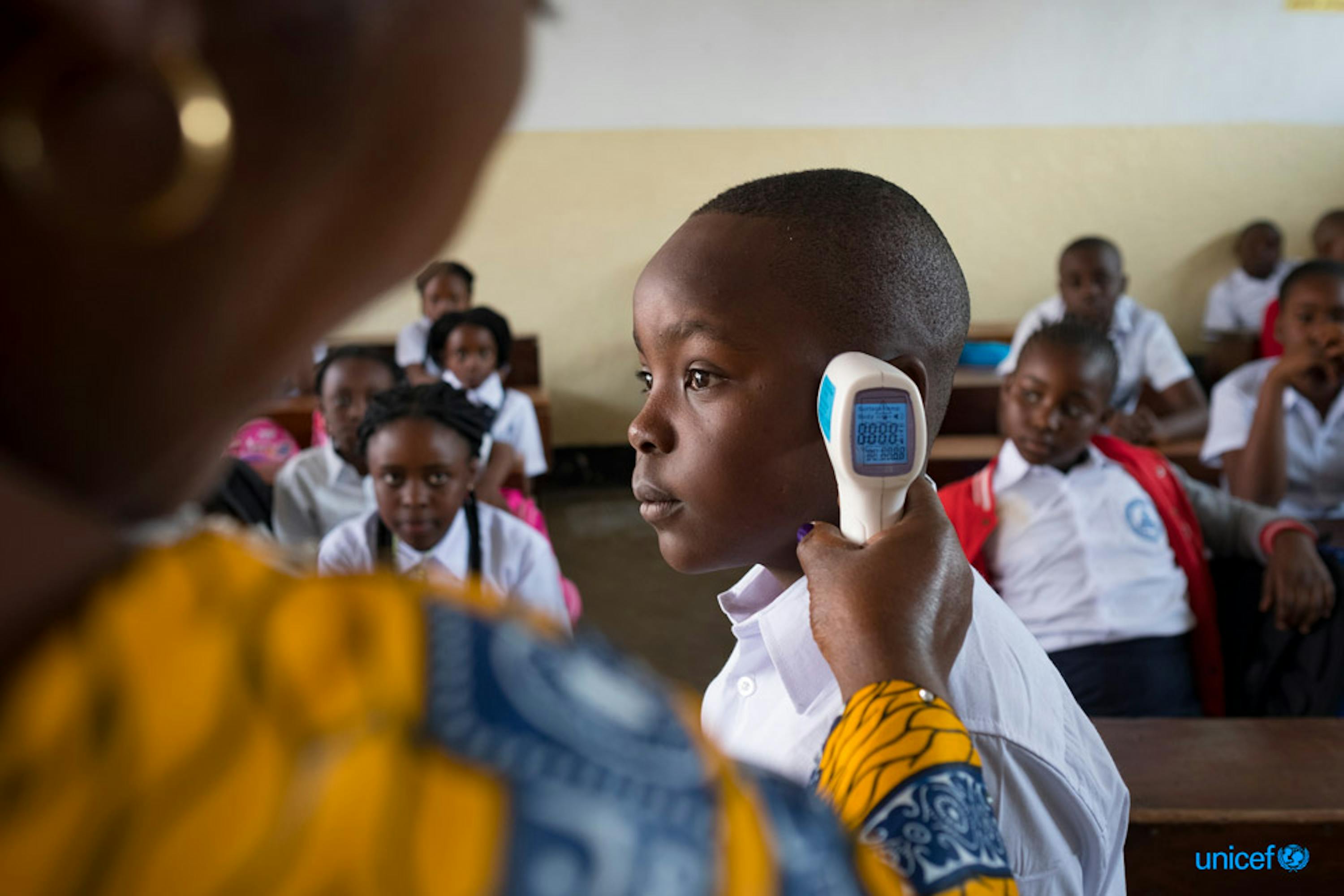 Jacqueline Maga Znigire, vicedirettore della Volcano School of Goma, capitale della provincia del Nord Kivu, Repubblica Democratica del Congo, istruisce gli studenti che frequentano il primo giorno di scuola su come proteggersi dall'ebola.