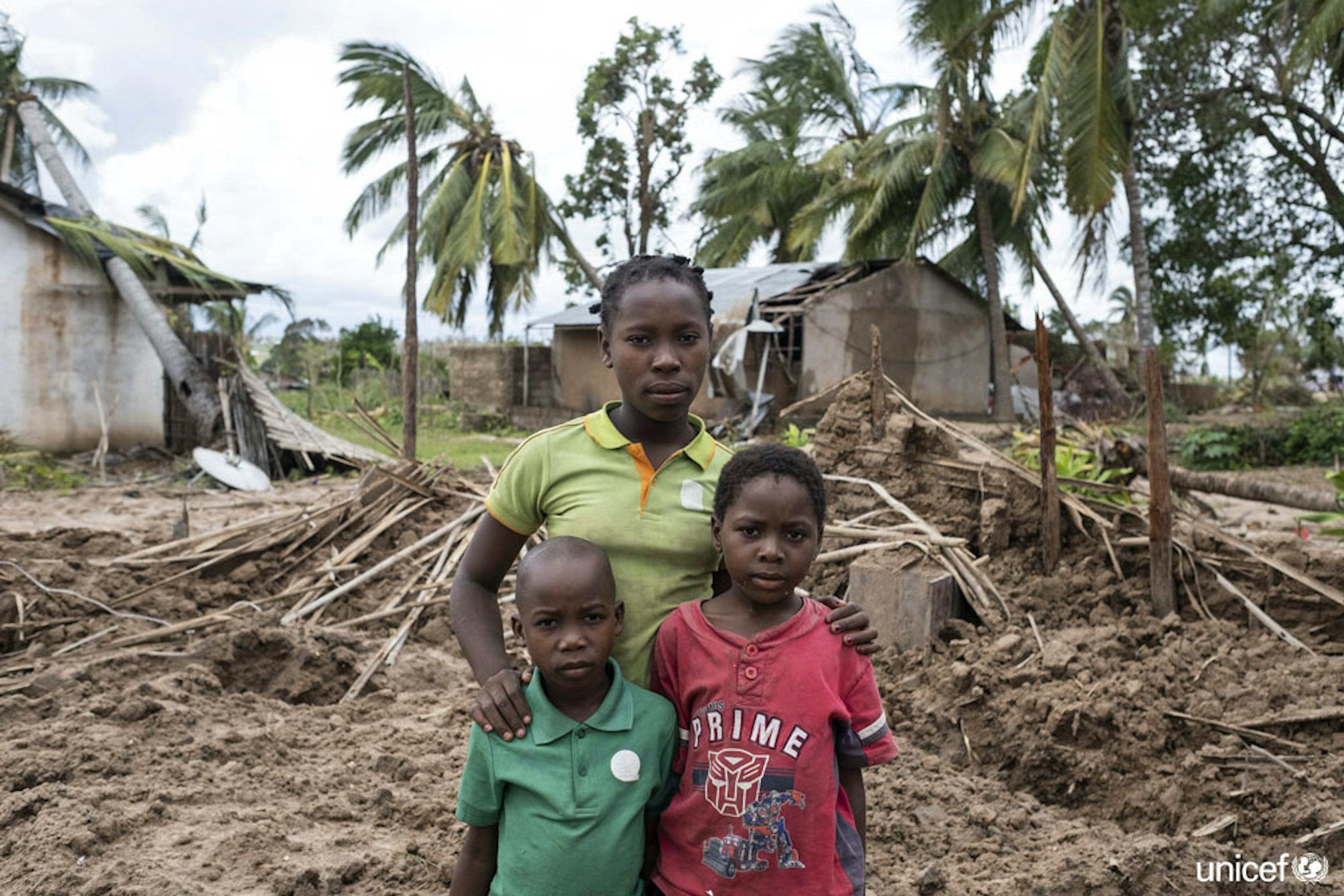 Joana Inacio (13 anni), Maisinha (8) e Inaciao (6) vivono a Macomia, un'area del Mozambico colpita duramente dal ciclone Kenneth, che ha raso al suolo la loro casa - ©UNICEF/UN0308581/De Wet