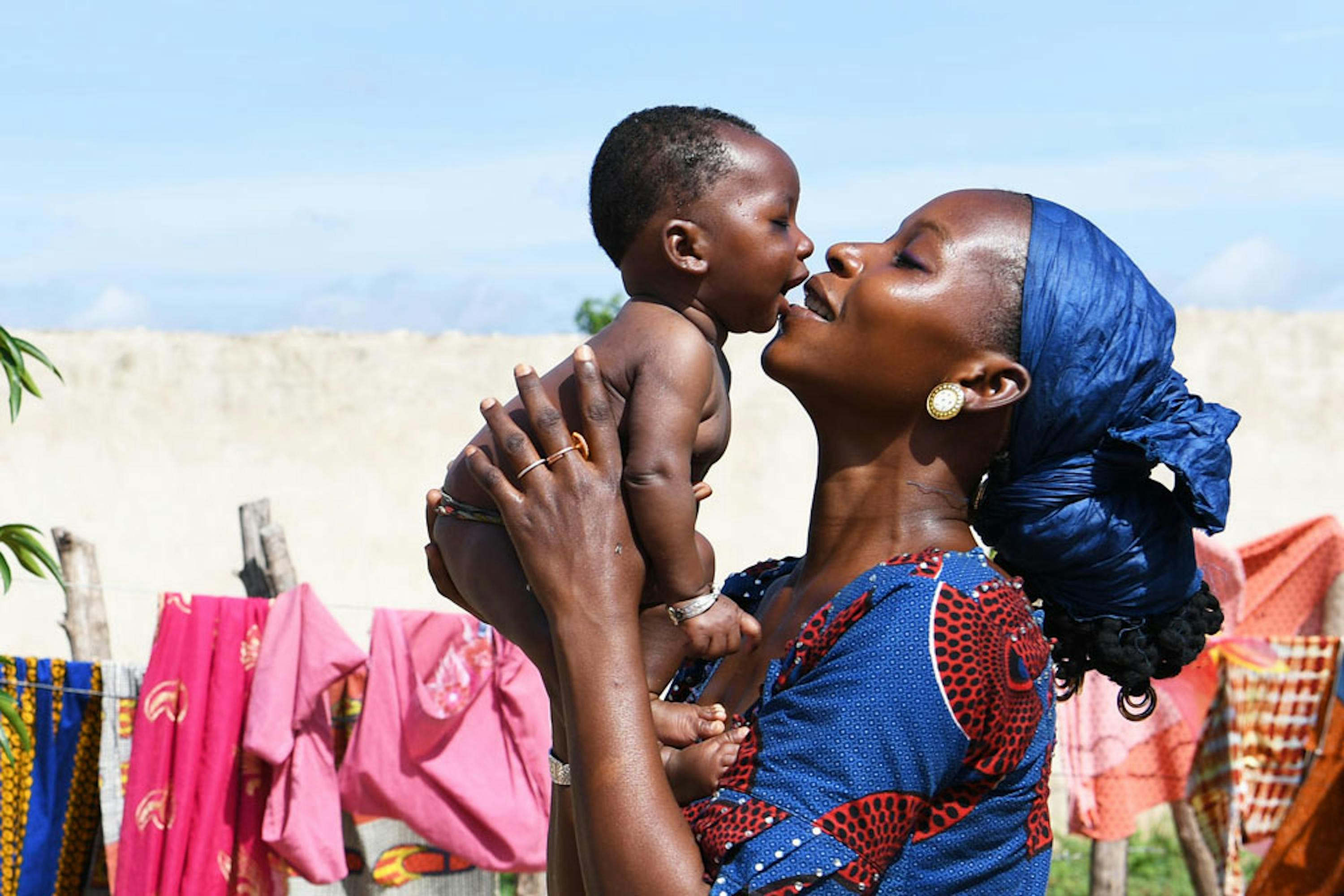 Fatoumata abbraccia il suo bambino nel villaggio di Korhogo (Costa d'Avorio). Quando ha partorito, 3 mesi fa, Fatoumata ha rischiato seriamente di morire per un'emorragia - ©UNICEF/ UN0241772/Dejongh