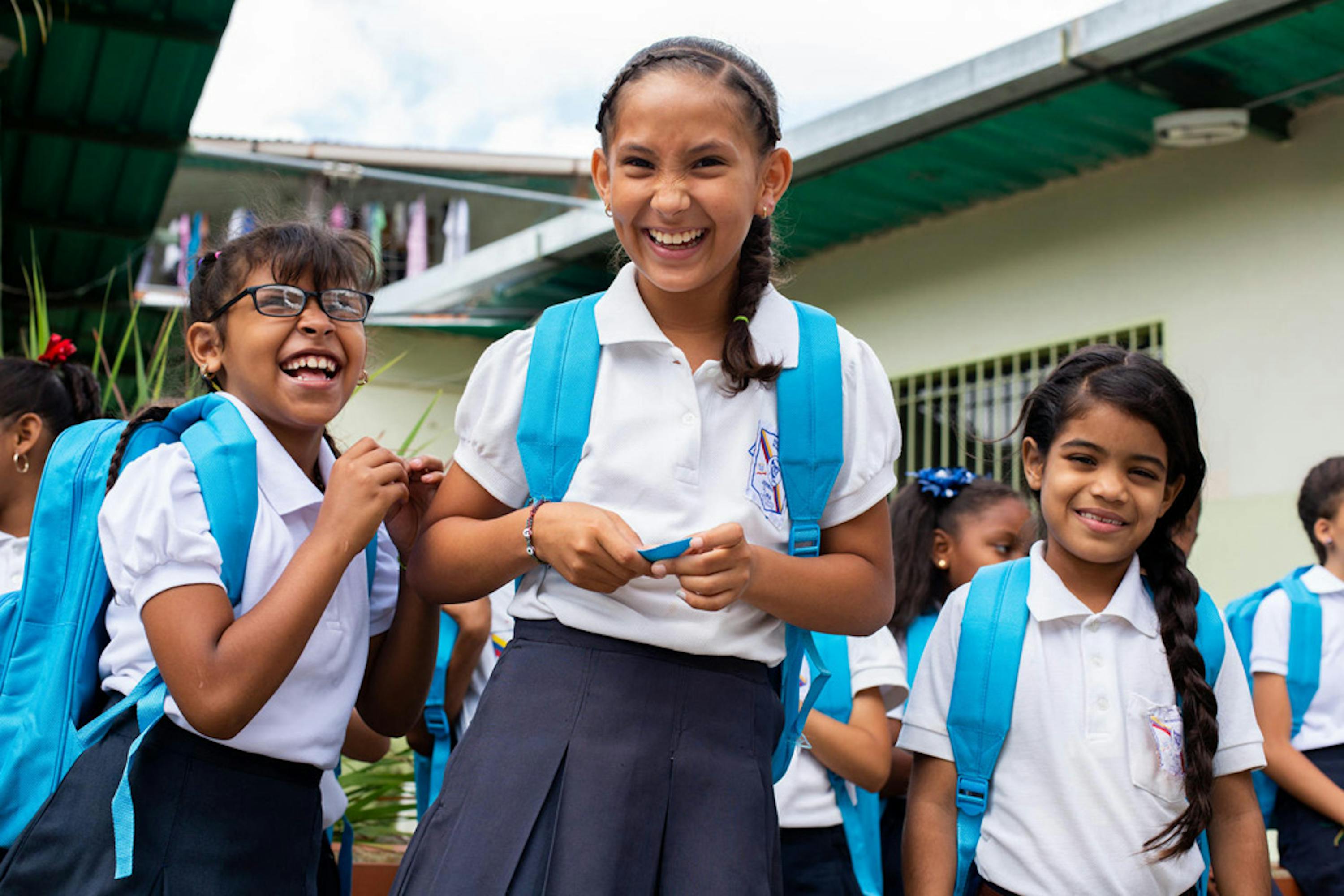 Alunne di una scuola di Baruta, nello stato di Miranda (Venezuela), con i nuovi zainetti donati dall'UNICEF - ©UNICEF/UN0344474/Prieto