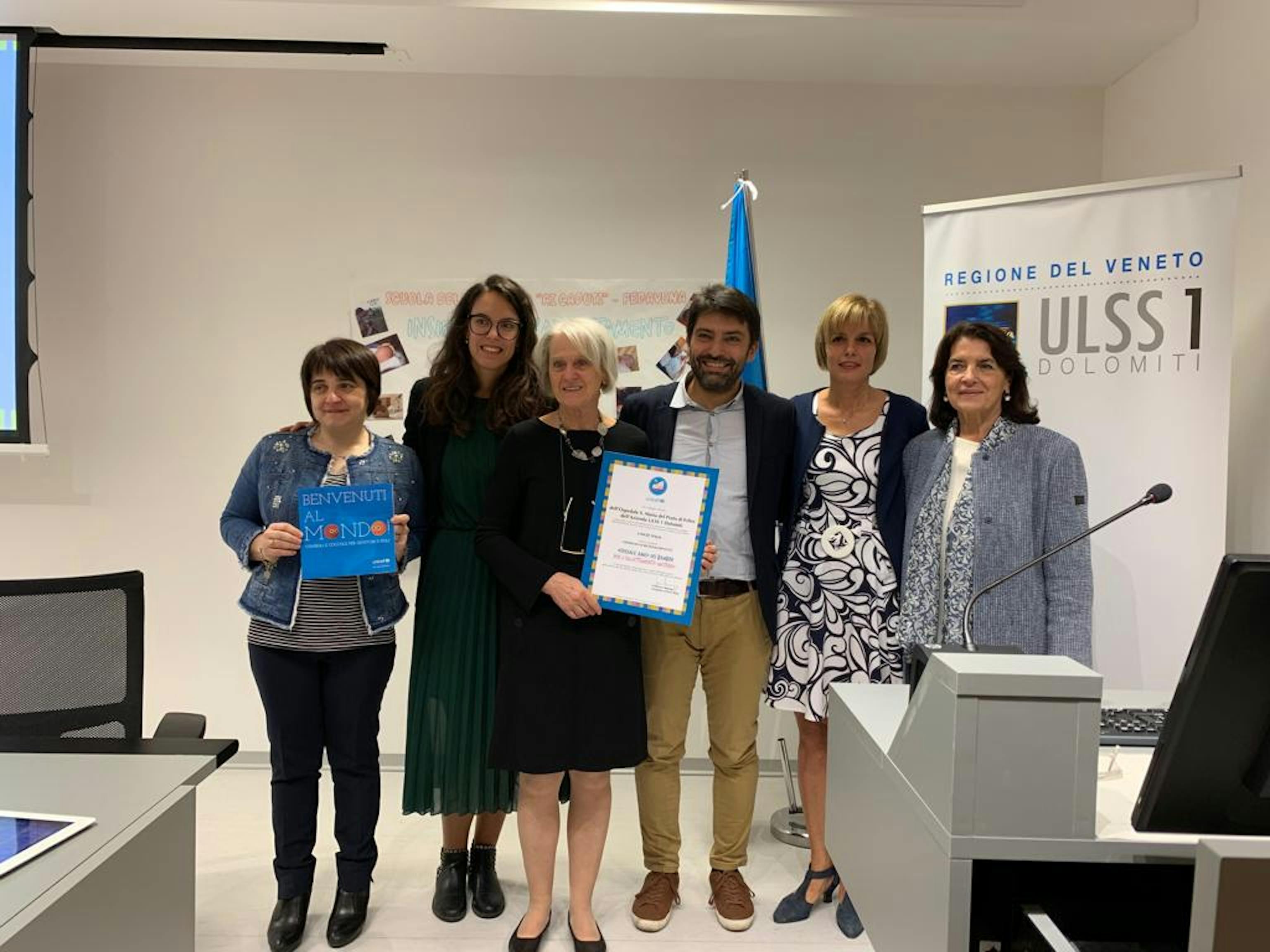 Da sin.:  Marianna Lorenzoni (Dir. medico Ospedale Feltre), Valentina Bianchet (referente BFHI), Laura Favretti (primario Ginecologia), il sindaco di Feltre Paolo Perenzin, Elda Cengia (Coord. ostetrico), e M. Cristina Zoleo (pres. UNICEF Belluno)