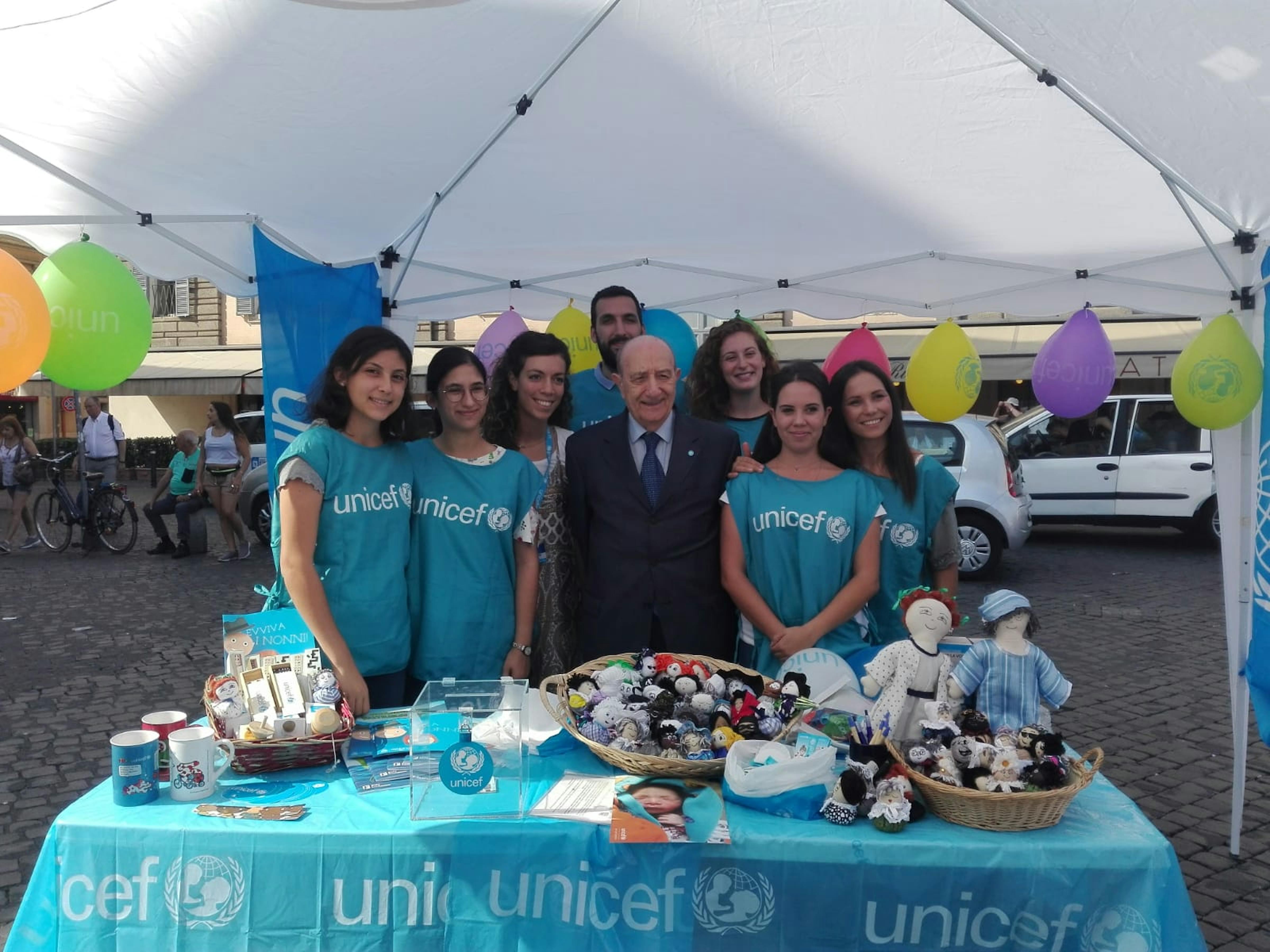 Il Presidente dell'UNICEF Italia Samengo con i volontari a piazza del Popolo durante la Festa dei Nonni