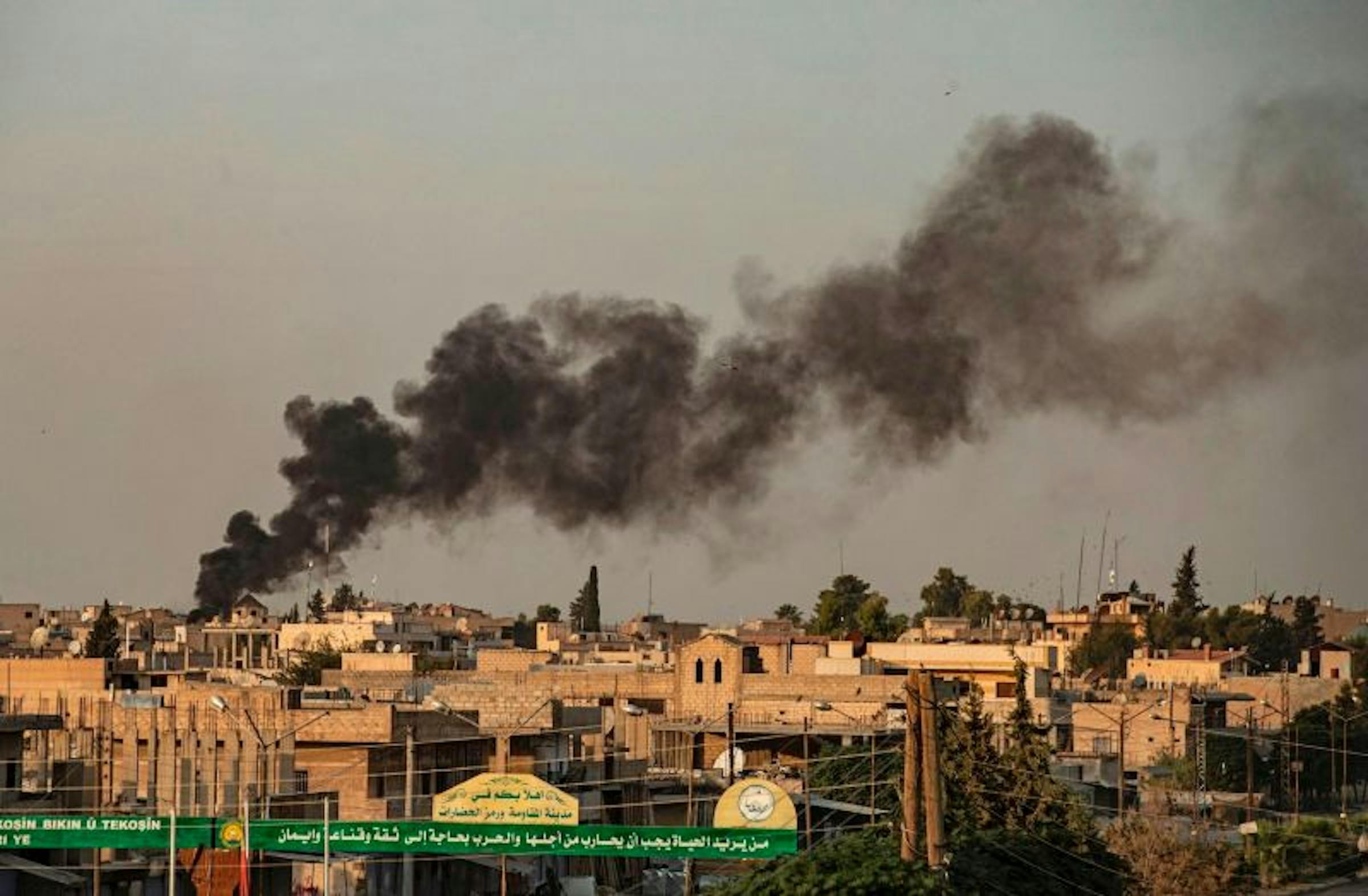 Il fumo dei bombardamenti turchi su Ras al-Ain, nel nord-ovest della Siria sotto controllo delle milizie curde - © Delil Souleiman/AFP 