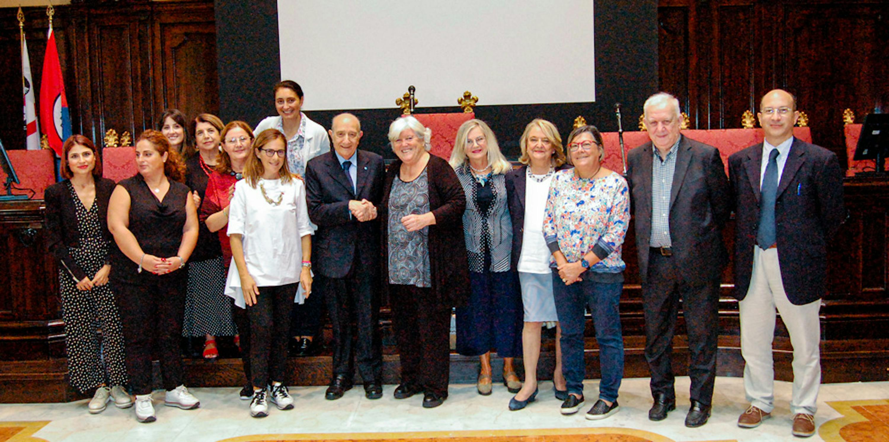 La stretta di mano tra il Presidente dell'UNICEF Italia Francesco Samengo e il Rettore dell’Università degli Studi di Cagliari Maria Del Zompo dopo la firma del protocollo © UNICEF