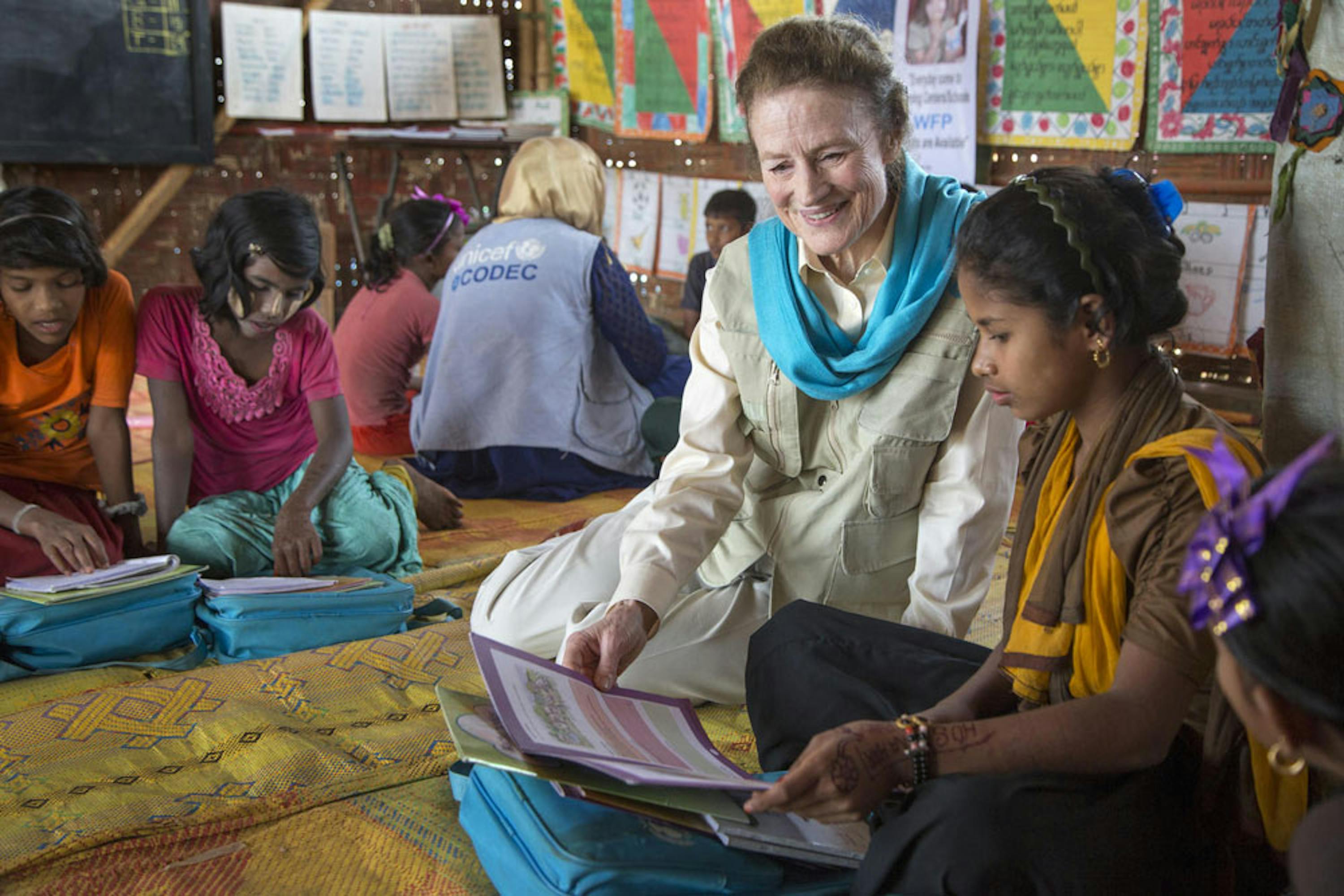 Il Direttore esecutivo dell'UNICEF Henrietta Fore nel corso di una missione in Bangladesh tra i bambini Rohingya profughi dal Myanmar - ©UNICEF/UN0284211/LeMoyne