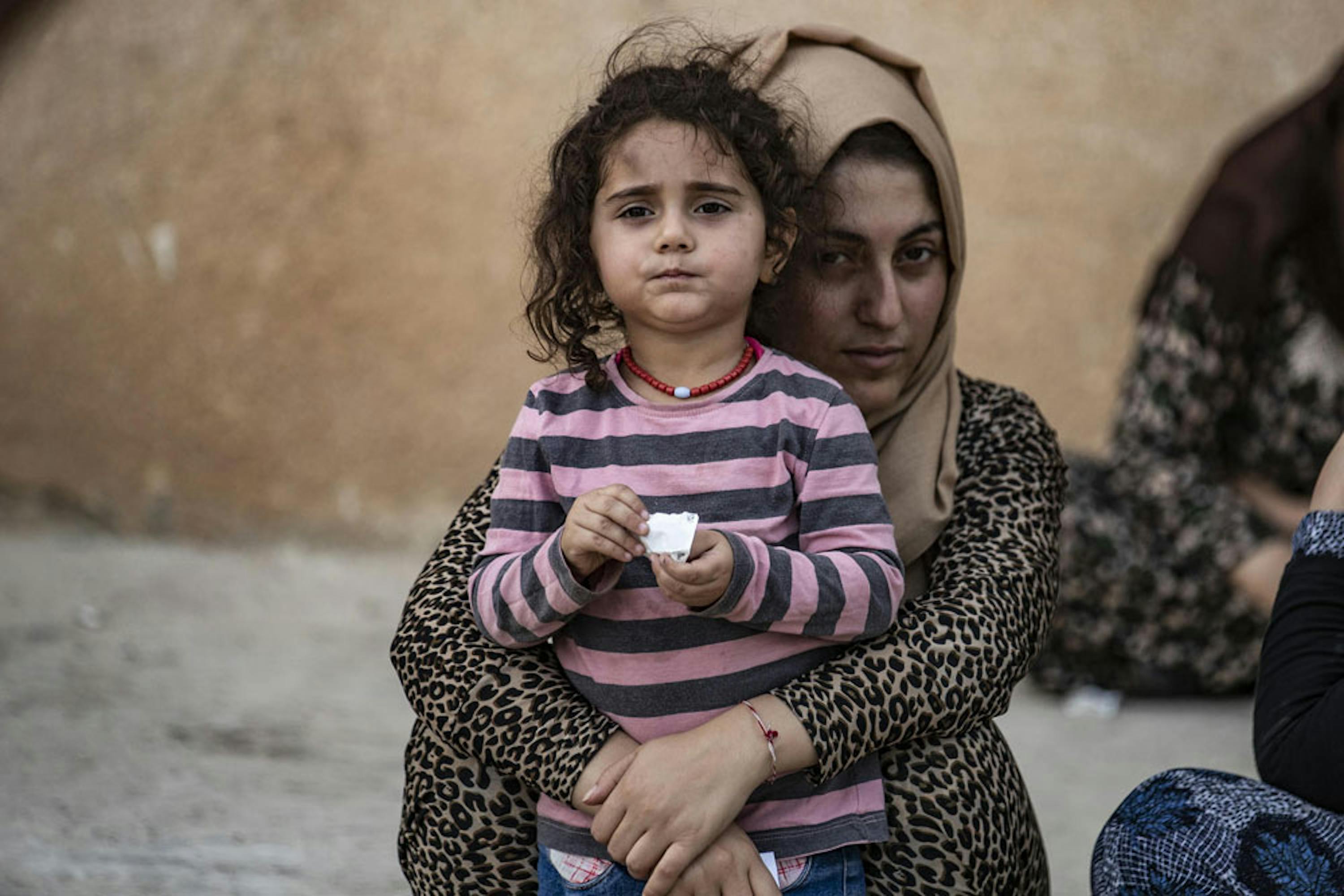 Una famiglia curda in fuga da Ras Al-Ain, nel nord-est della Siria. La carenza di finanziamenti mette a rischio anche l'assistenza per i bambini colpiti da questa recente crisi umanitaria - ©UNICEF/UNI214259/Souleiman