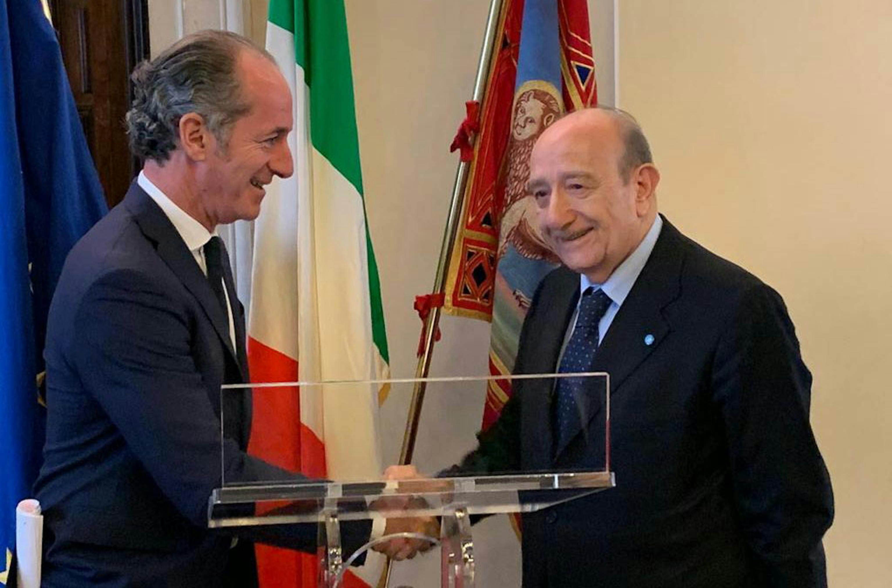 La stretta di mano tra il Presidente della Regione Veneto Luca Zaia e il Presidente dell'UNICEF Italia Francesco Samengo - ©UNICEF Italia/2019