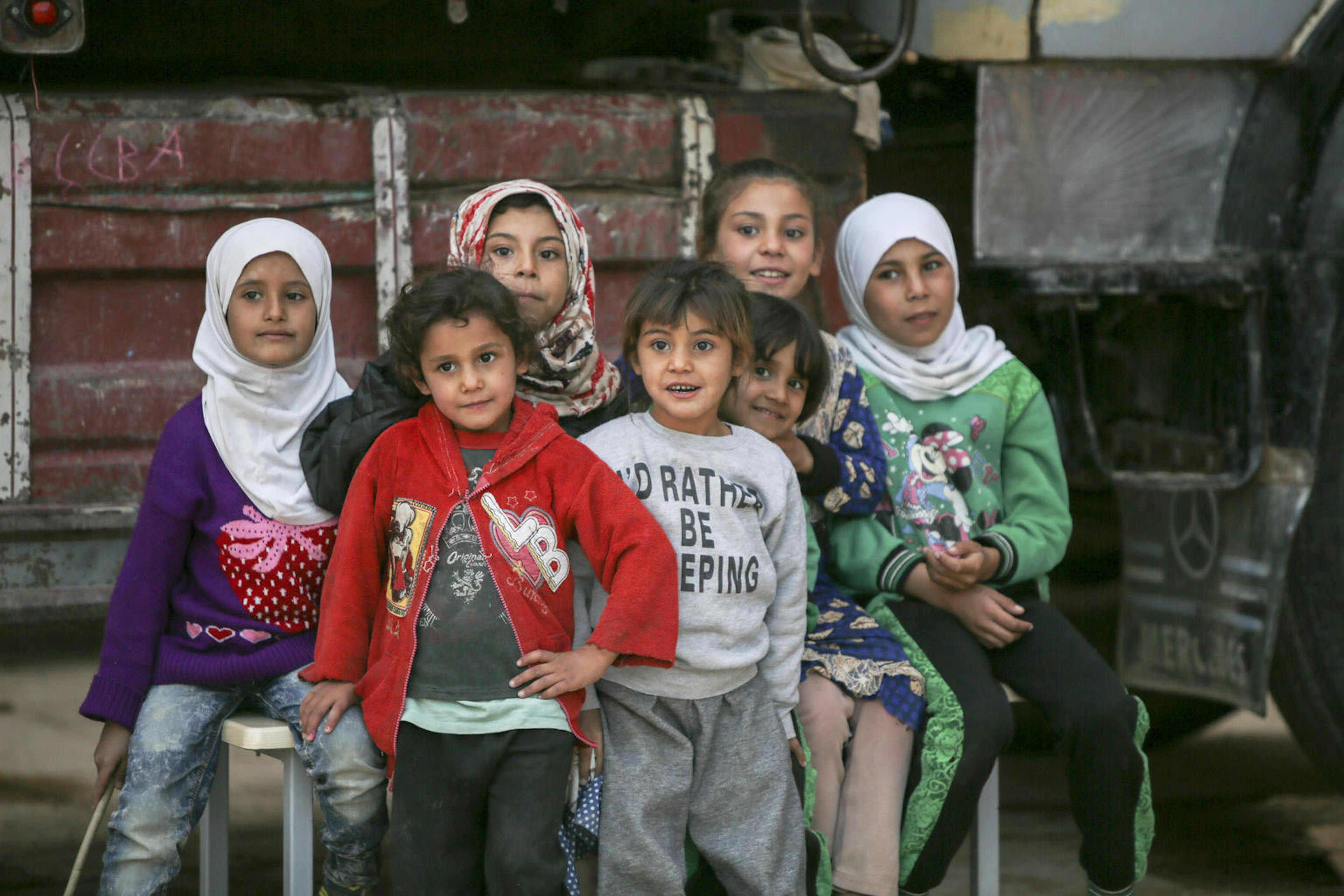 Centinaia di famiglie sfollate dall'offensiva turca nelle zone curde del nord-est della Siria hanno trovato rifugio in questa scuola della città di Tell Abyad - ©UNICEF/UNI223838/Alkasem