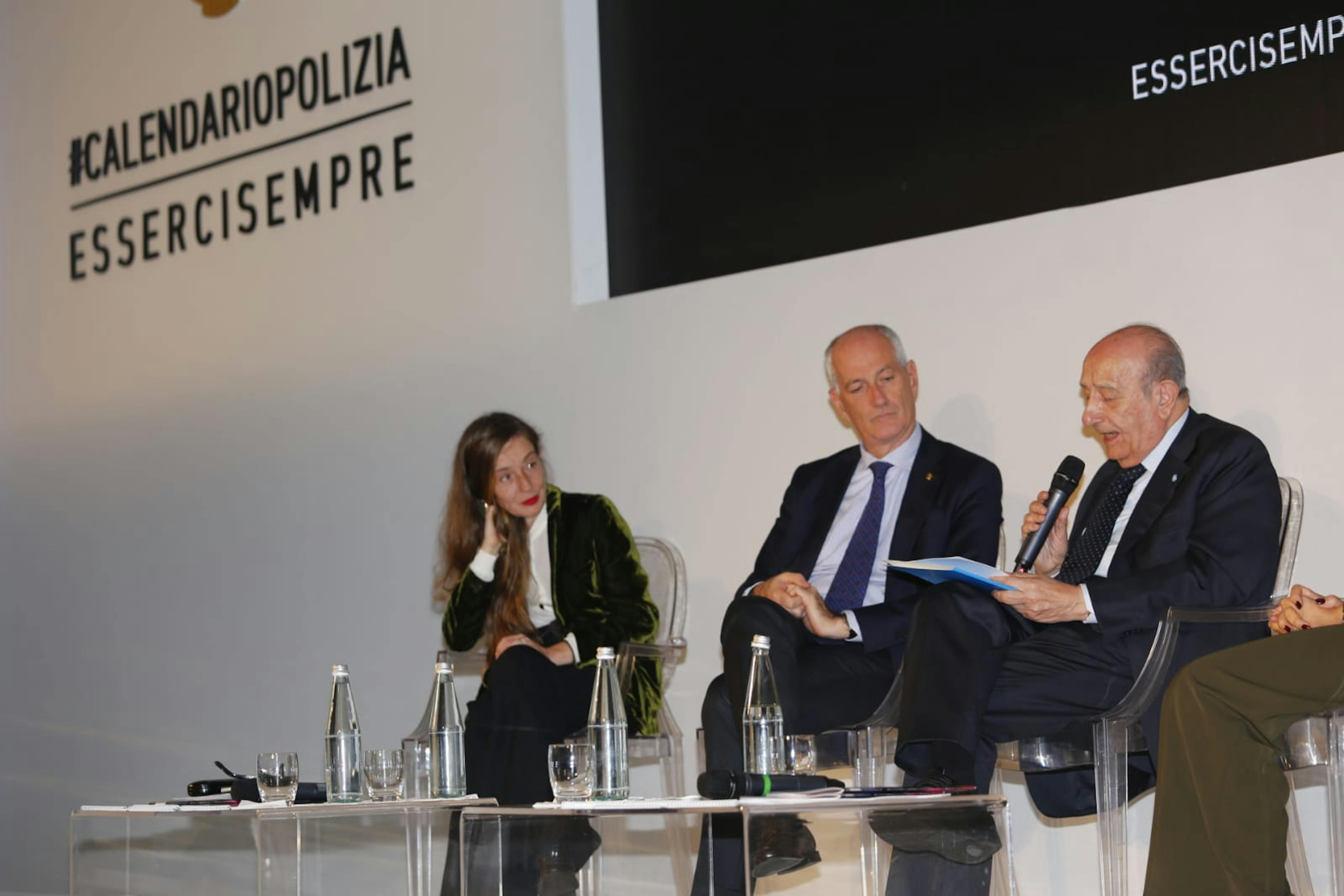 Il capo della Polizia Franco Gabrielli (sin.) e il presidente dell'UNICEF Italia Francesco Samengo alla cerimonia di presentazione del Calendario 2020 della Polizia di Stato 