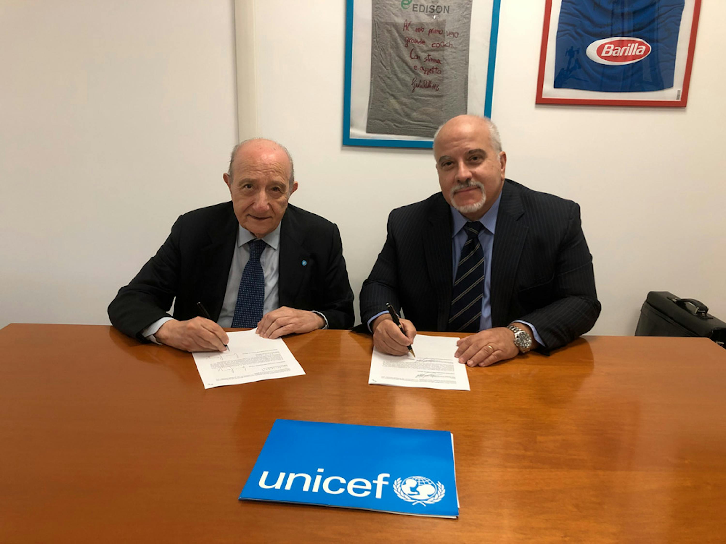 I presidenti di UNICEF Italia Samengo e Club Basket Frascati Monetti durate la firma dell'accordo - © UNICEF