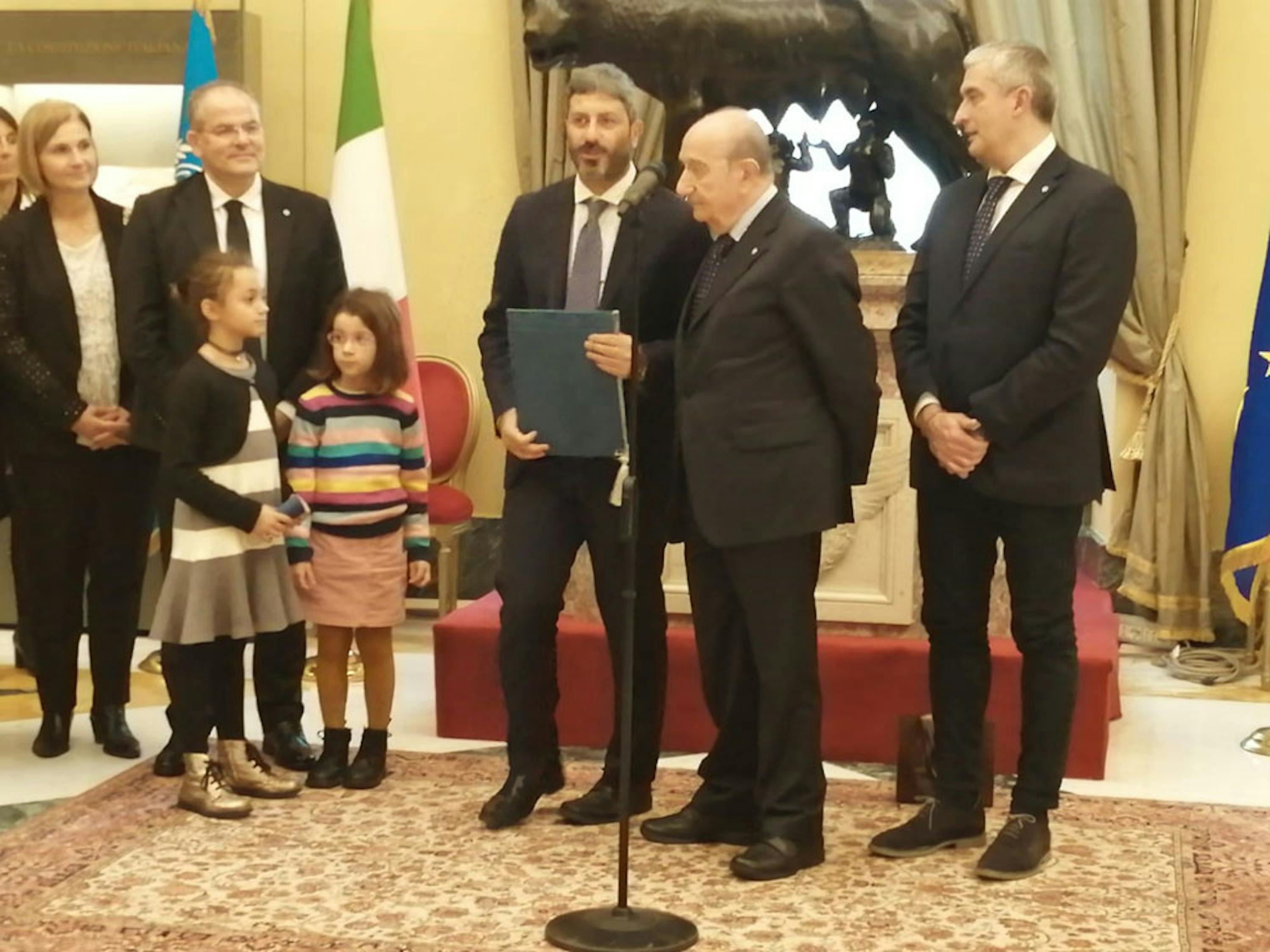 Il Presidente della Camera dei Deputati Roberto Fico con la delegazione dell'UNICEF Italia (a destra il presidente F. Samengo e il direttore P. Rozera) - ©UNICEF Italia/2019/P.Paternò