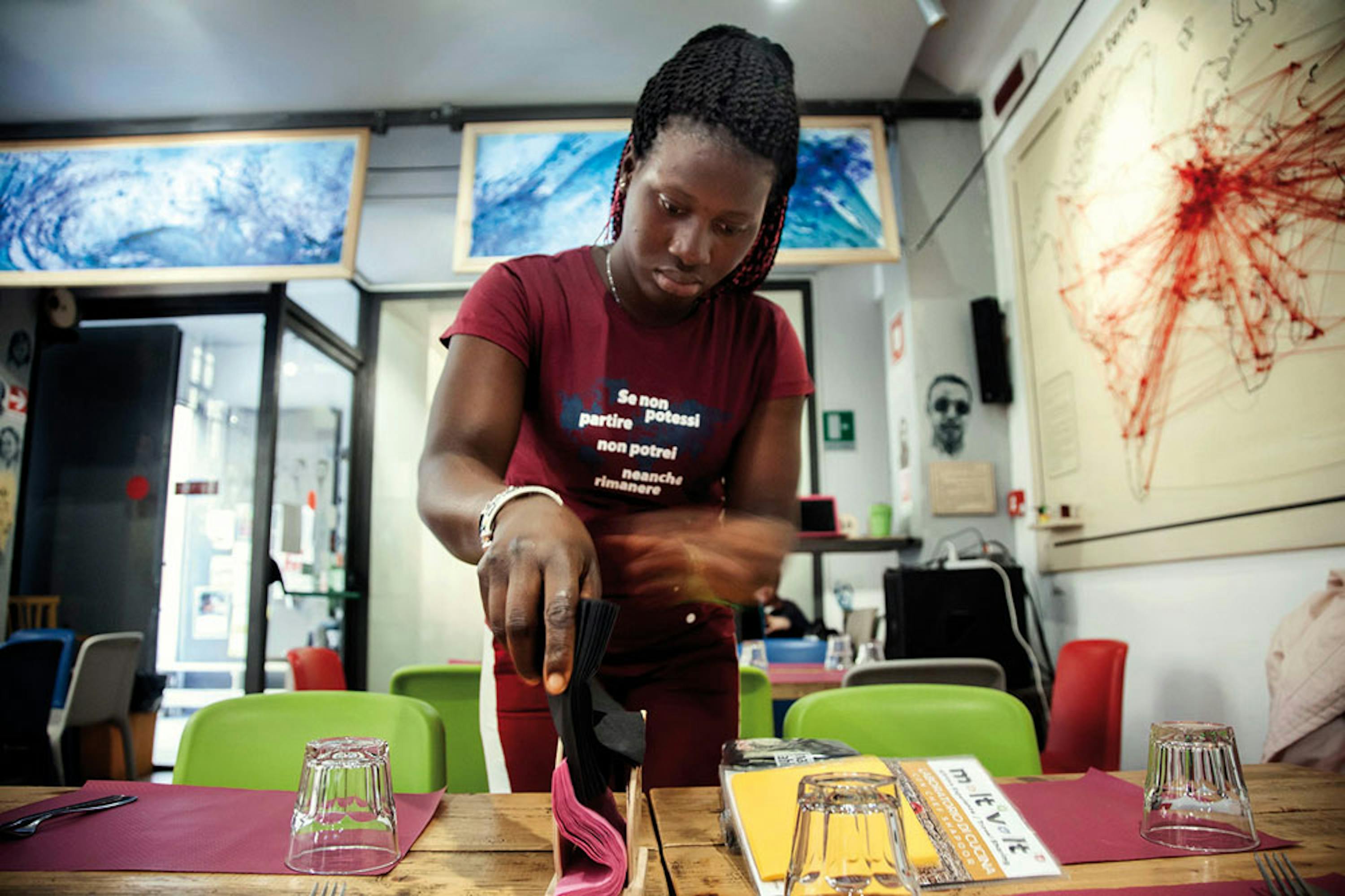 Fatou, 17 anni, non sa se con le nuove norme sul rilascio del permesso di soggiorno potrà continuare a lavorare nel bar di Palermo in cui l'abbiamo fotografata, dopo il compimento della maggiore età - ©UNICEF/UN0264430/Stefano De Luigi