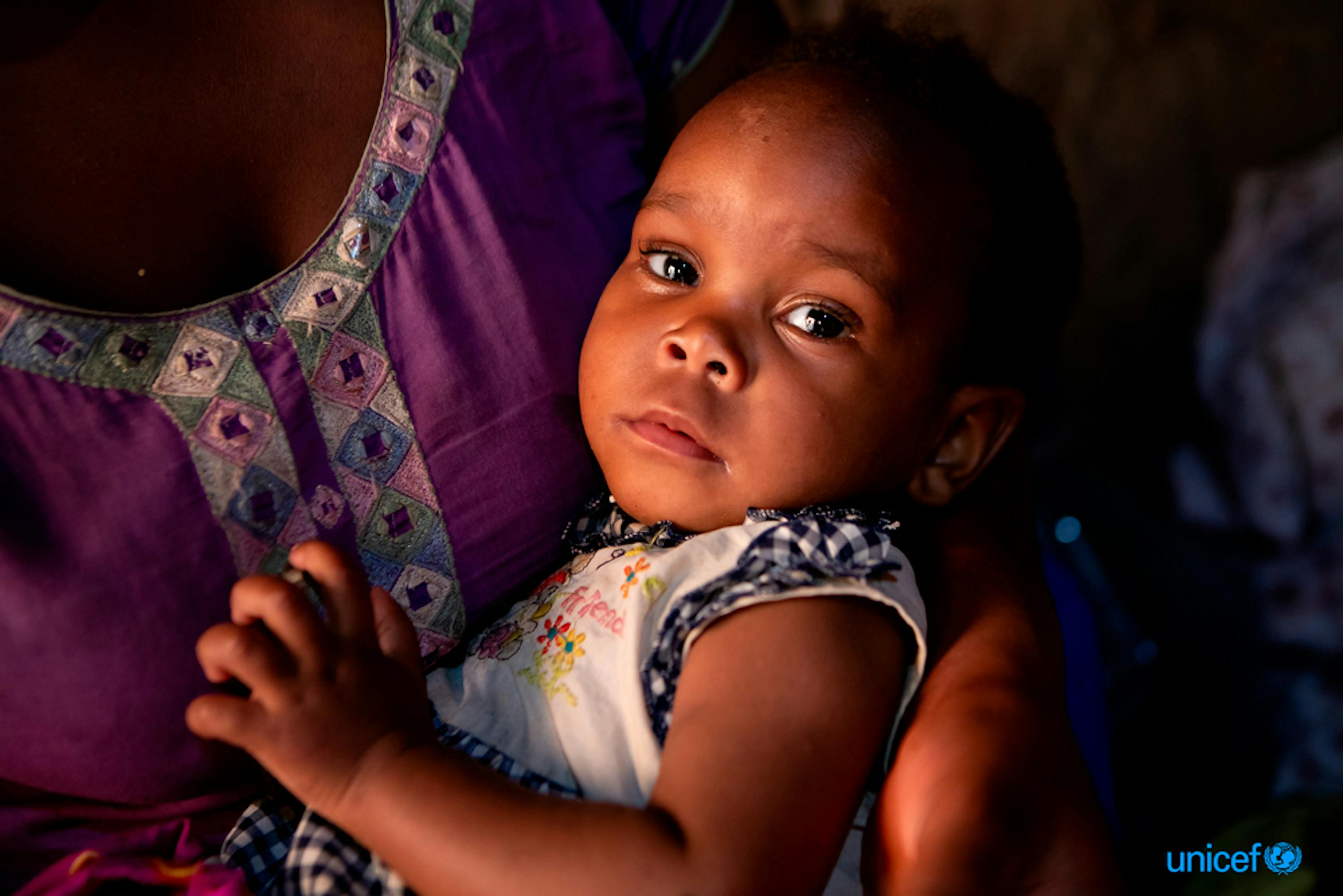 Lighton, 1 anno, è nata sieropositiva. La mamma le somministra ogni giorno una dose pediatrica di farmaco antiretrovirale, che sta ottenendo ottimi risultati nel mantenere bassa la carica virale dell'HIV -  © UNICEF/UNI211836/Schermbrucker