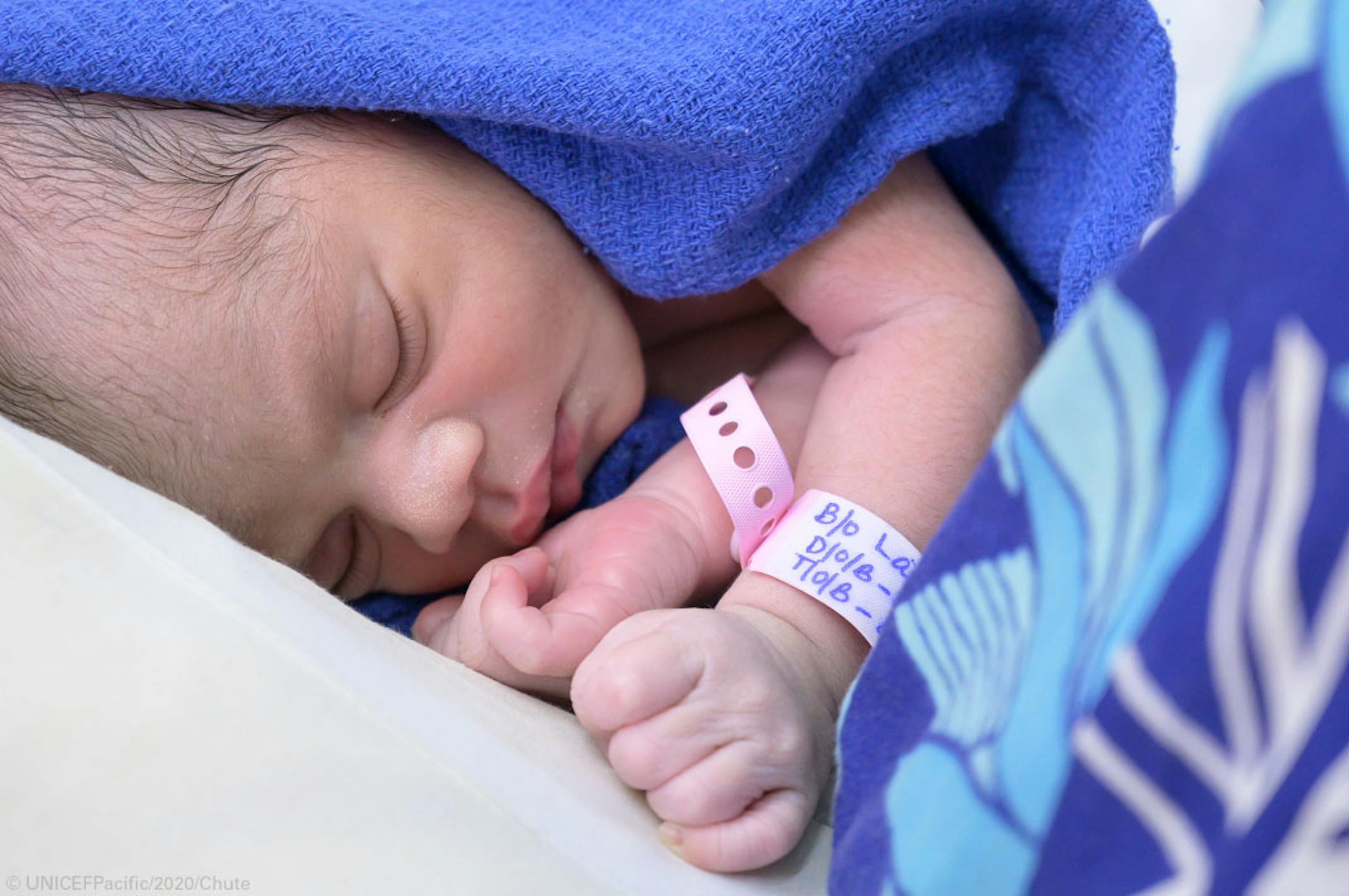 Questo bambino, nato 10 minuti dopo la mezzanotte del 1° gennaio nelle isole Figi (Oceania) è uno tra i primissimi dei circa 392.000 bambini che hanno visto la luce nel primo giorno del 2020 - ©UNICEF