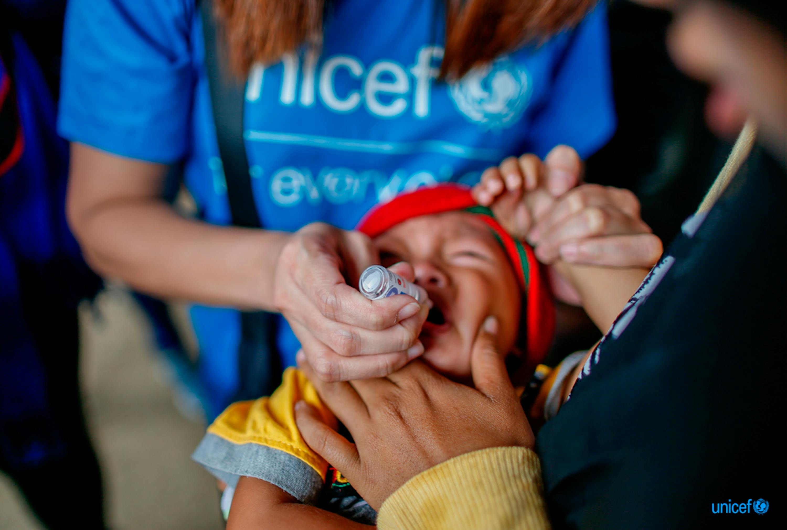 Un'operatrice dell'UNICEF somministra una dose di vaccino antipolio orale a un bambino a Marawi, nel sud delle Filippine - © UNICEF/UNI218155/Maitem