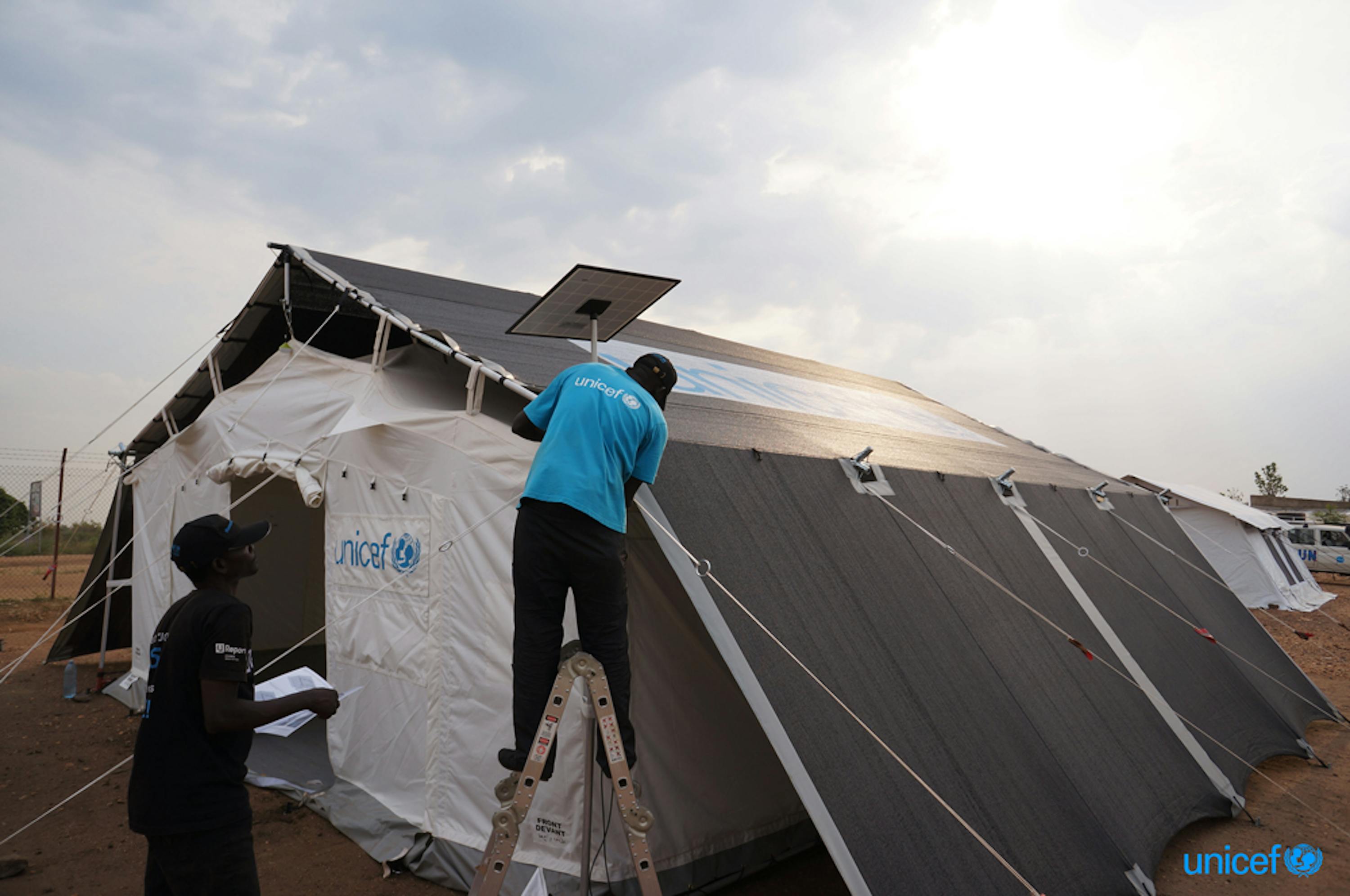 Un momento di un test in Uganda delle nuove tende polifunzionali per le emergenze umanitarie - © UNICEF/UNI276732/Kakooza