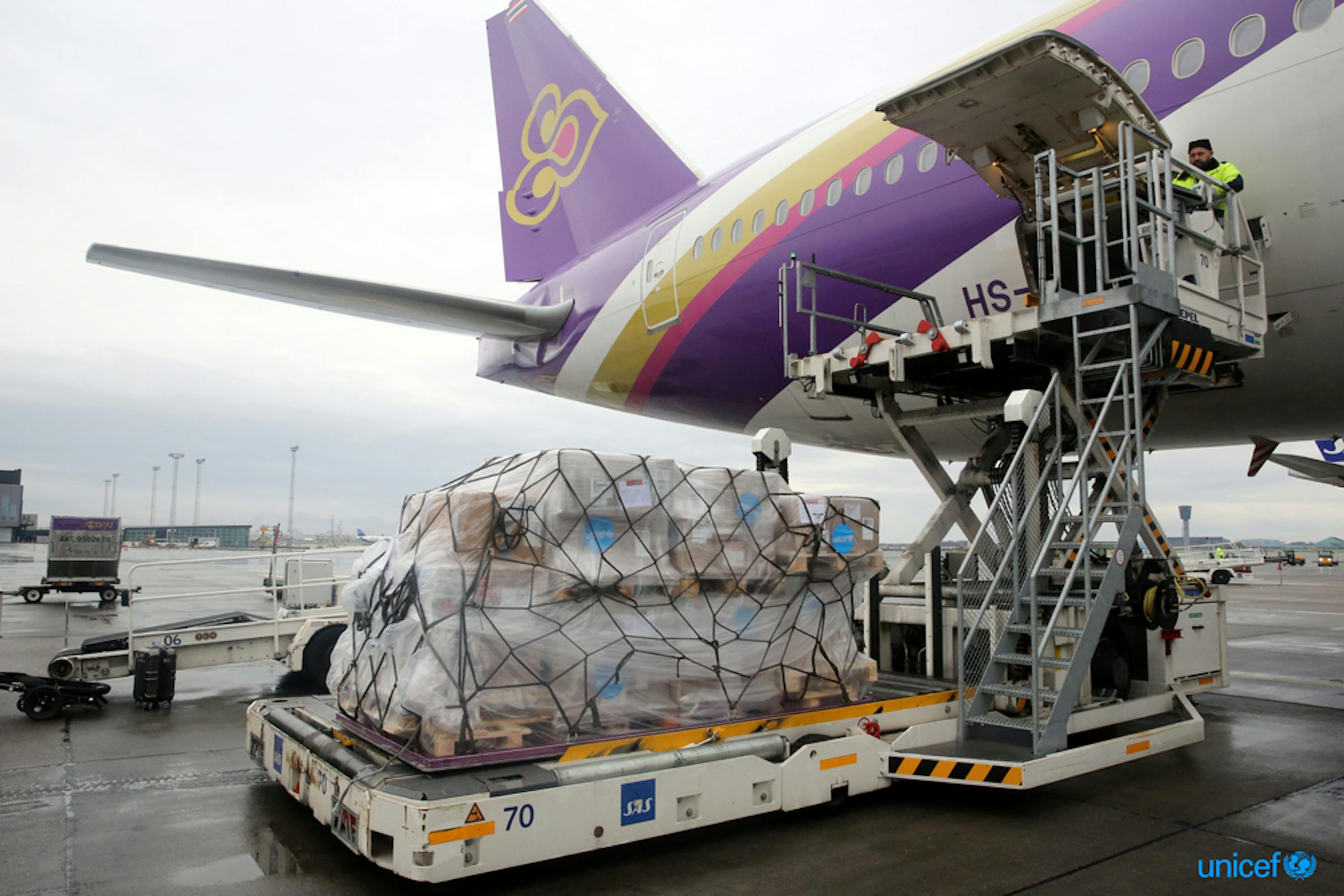 L'aereo cargo con le attrezzature sanitarie per la lotta al coronavirus in partenza dall'aeroporto di Copenaghen, sede della UNICEF Supply Division - © UNICEF/UNI281221/Hildelbrandt