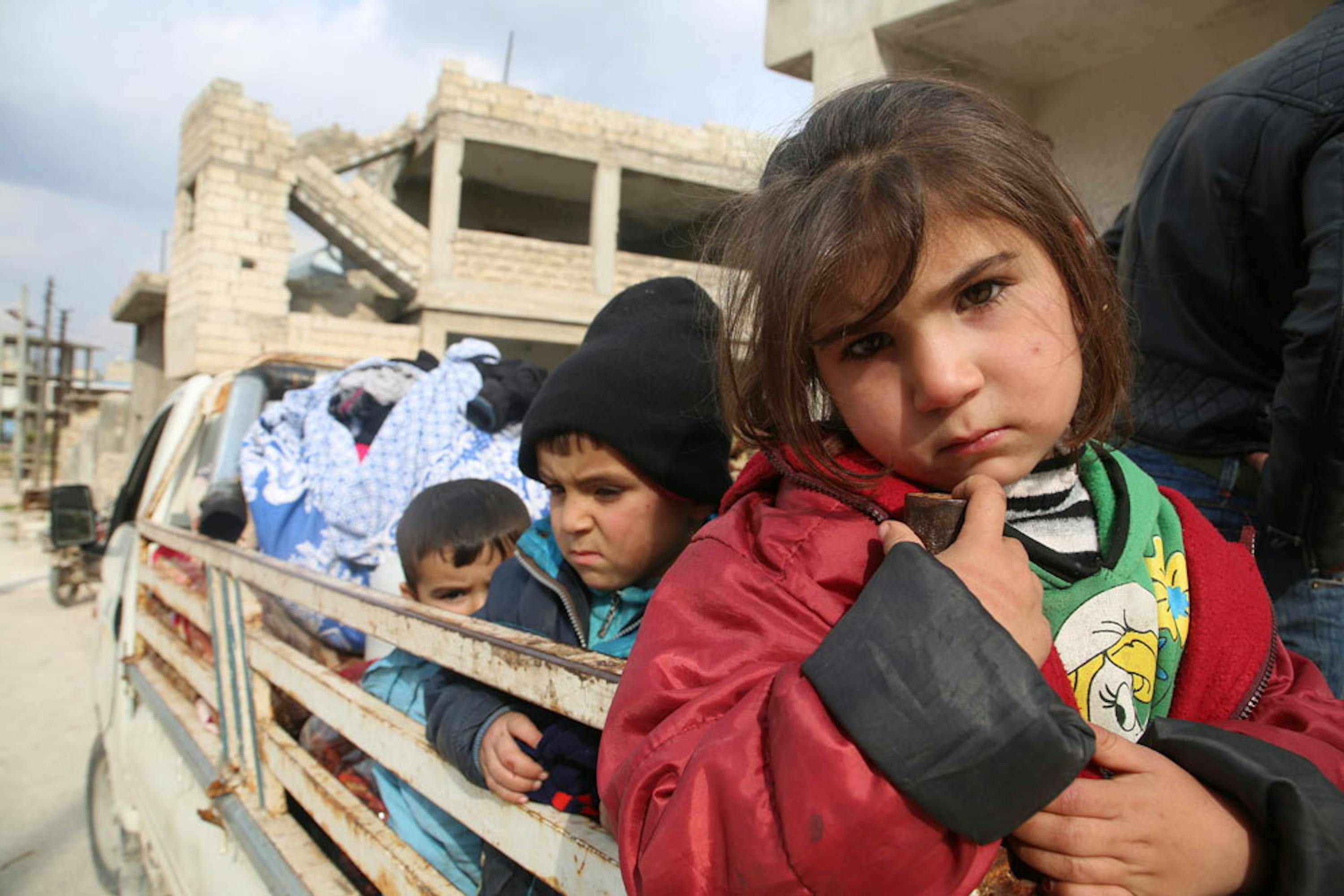 Bambini e adulti ammassati su un camion in fuga da Saraqib, cittadina nel governatorato di Idlib (Siria) - ©UNICEF/UNI286347/Abdoullah