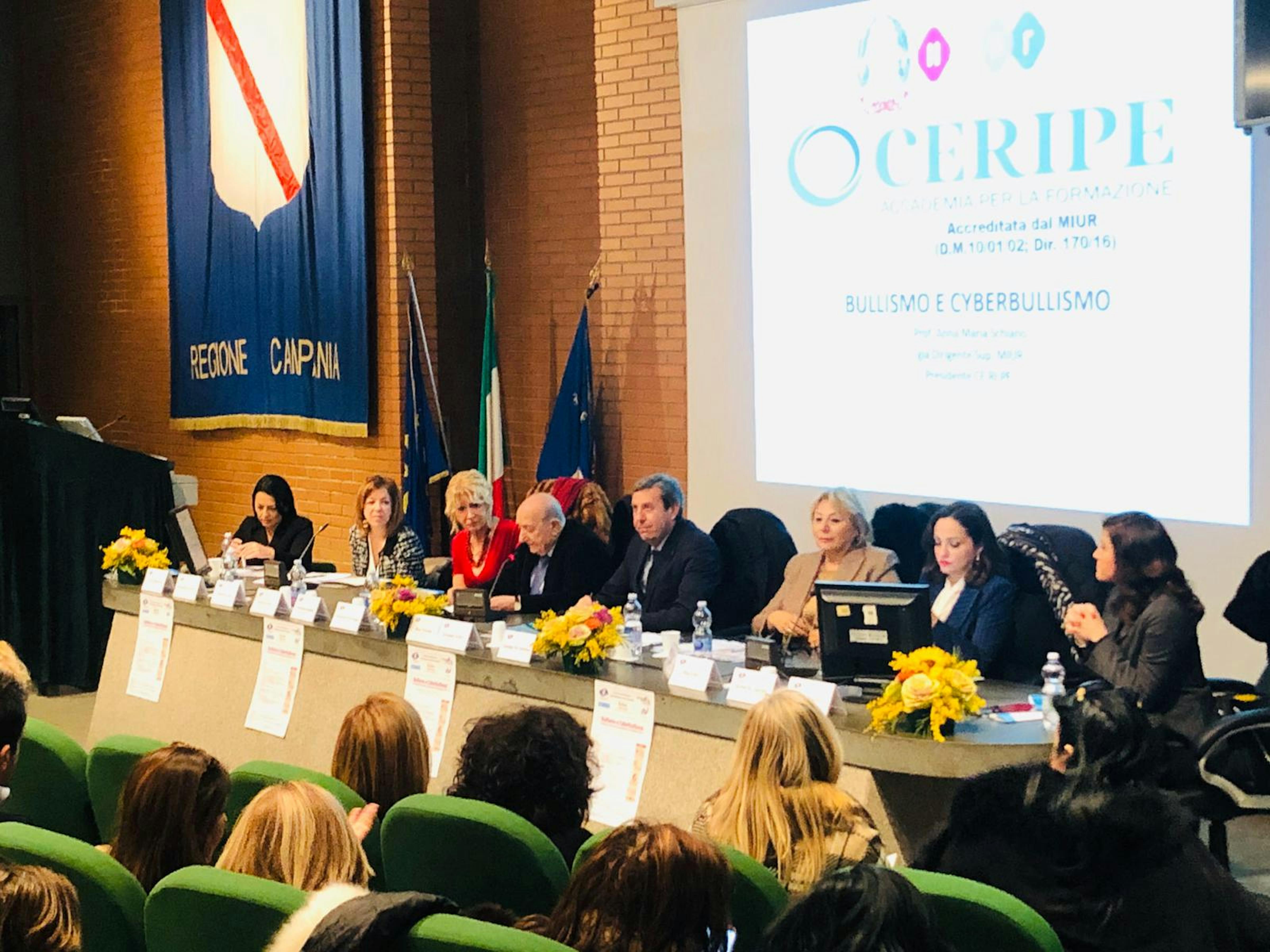 Il presidente dell'UNICEF Italia Samengo durante il convegno sul cyberbullismo a Napoli