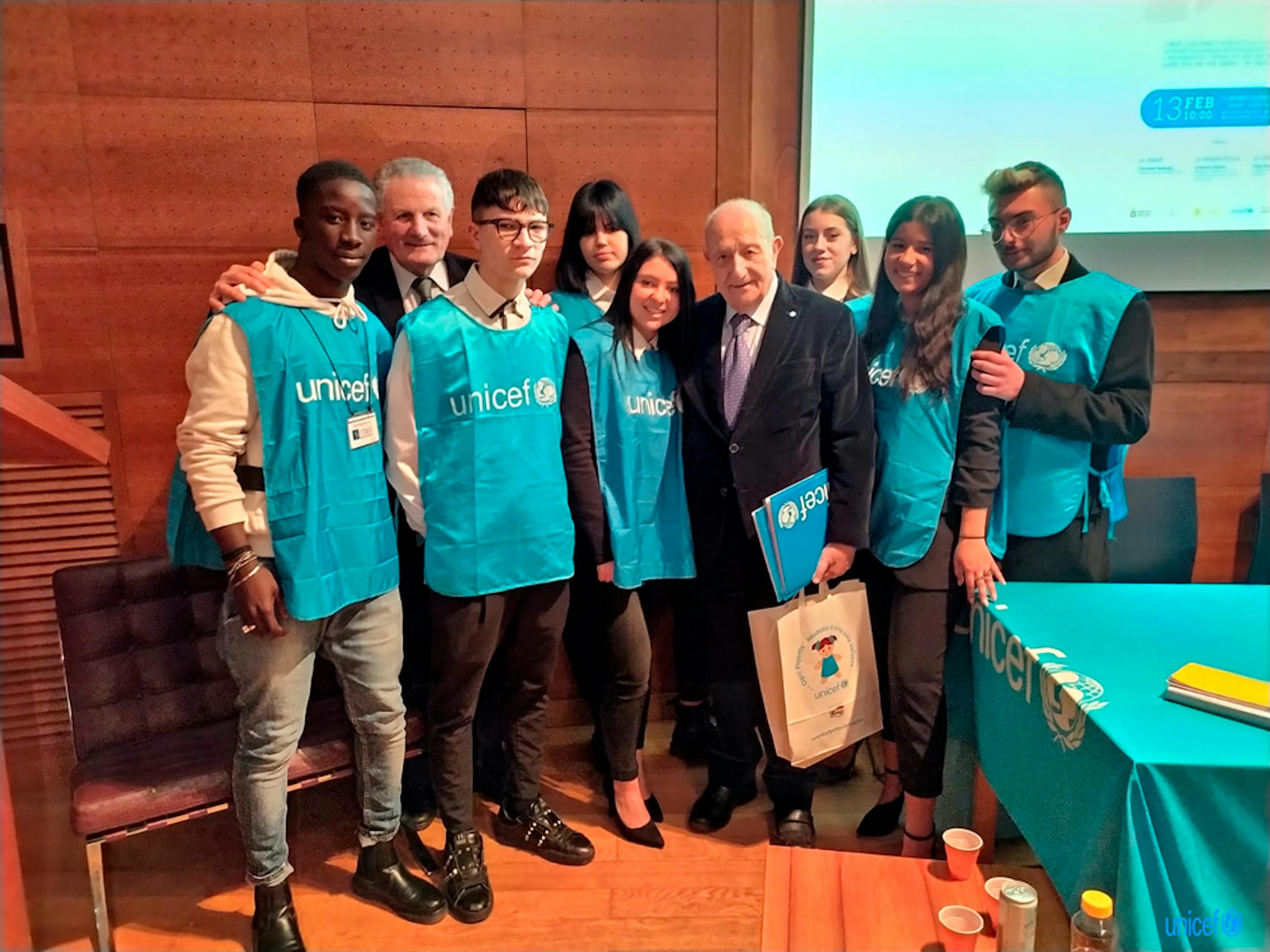 Il presidente dell'UNICEF Italia Samengo   al termine del convegno con i volontari dell'UNICEF a Napoli