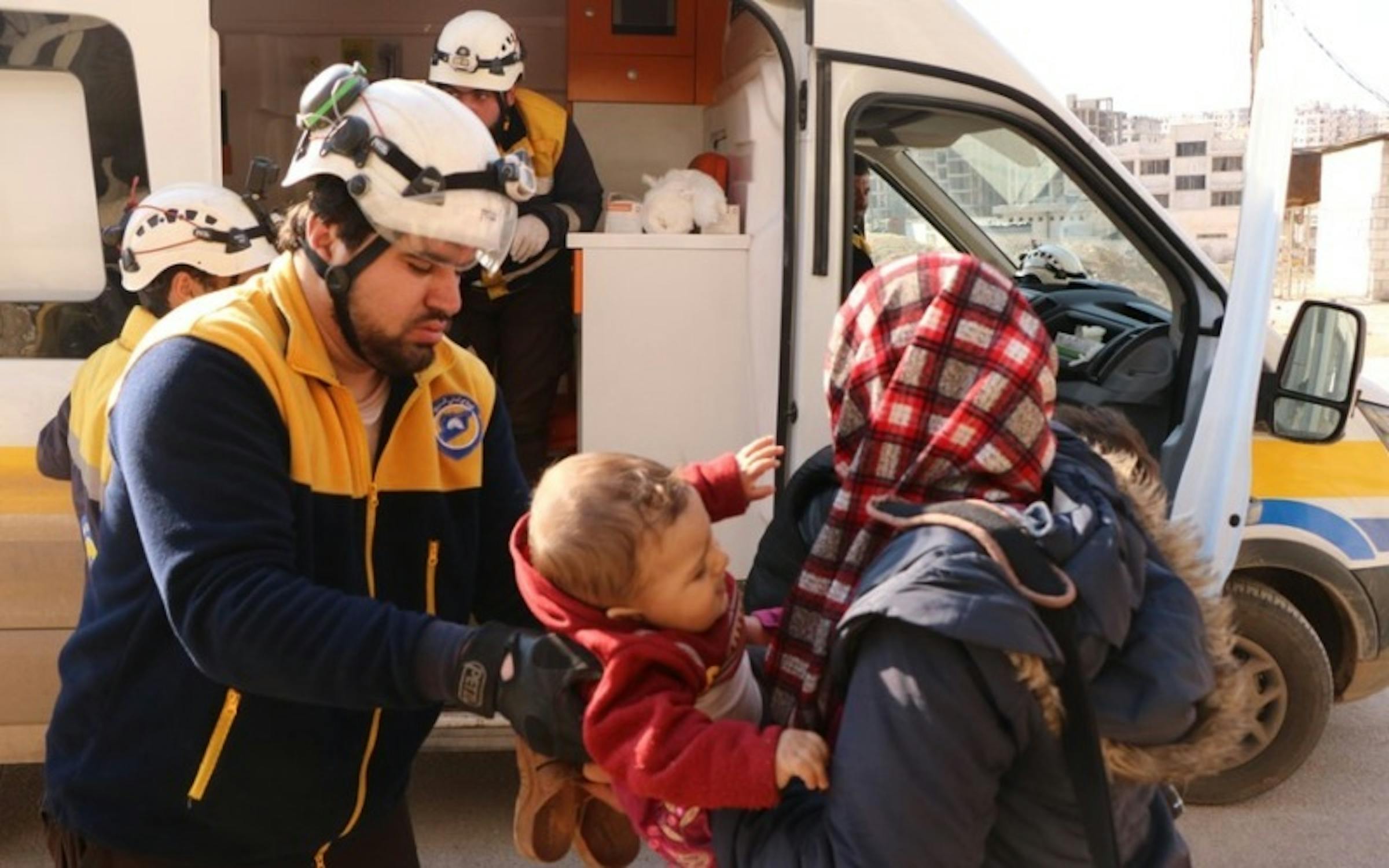 Soccorritori all'esterno di una delle scuole colpite dai bombardamenti a Idlib (Siria) il 25 febbraio scorso 