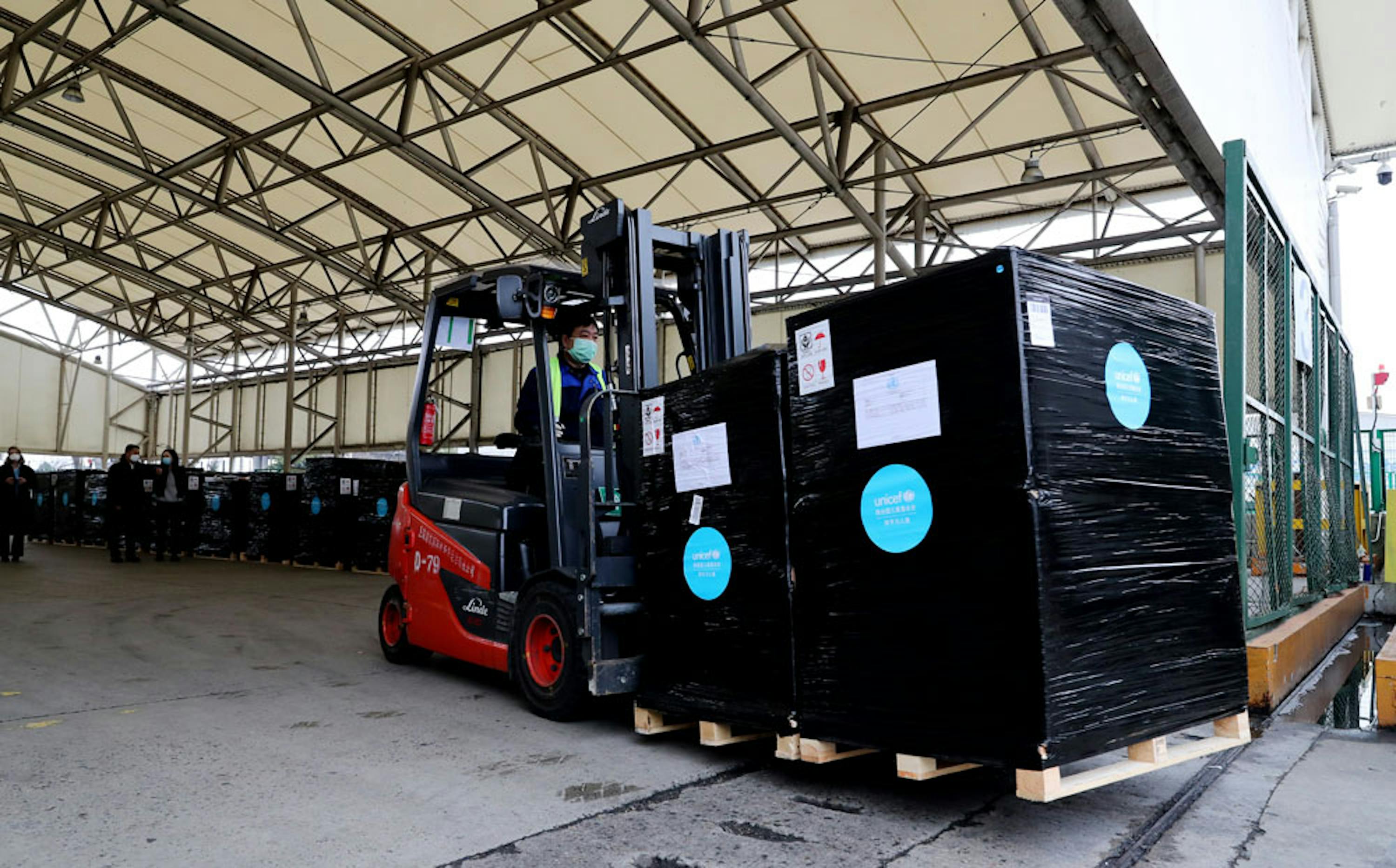 Una parte del carico di 12 tonnellate di dispositivi sanitari inviati dall'UNICEF all'aereoporto Pudong di Shangai (Cina) - ©/China/2020/Fang Zhe