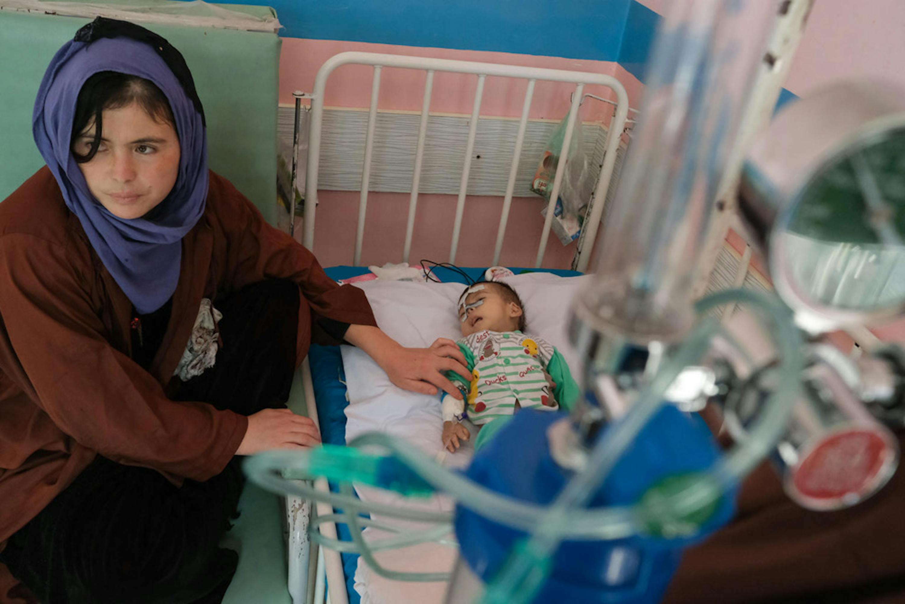 Adela, 25 anni, assiste suo figlio Ali Mehran, 4 mesi, affetto da malnutrizione grave acuta, in nell'ospedale pediatrico di Kabul 