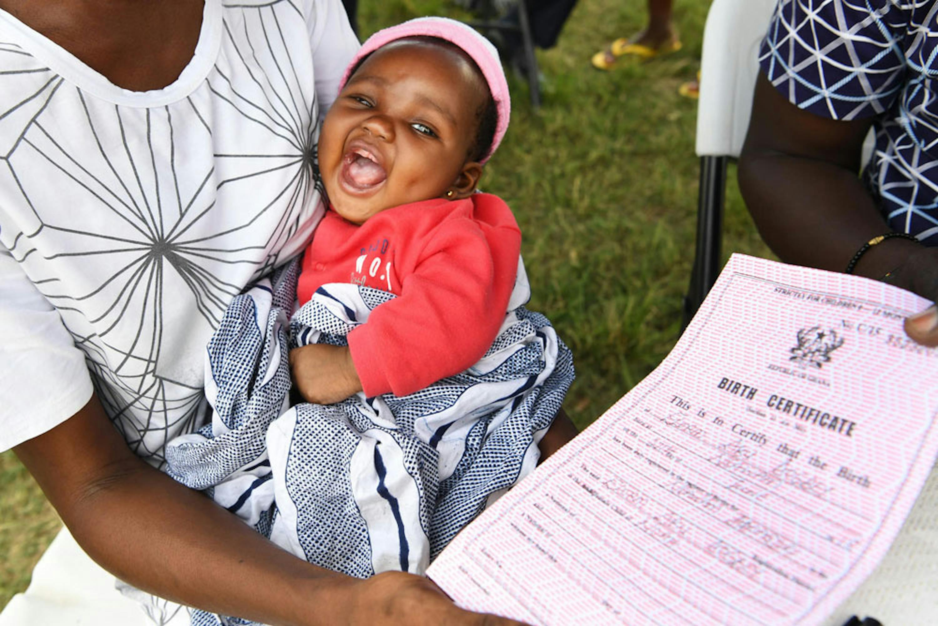 Elorm, 2 mesi, sembra felice del suo certificato di nascita nuovo di zecca... La regione a cui appartiene il suo paese (il Ghana) ha uno dei tassi di registrazione alla nascita più bassi al mondo: appena il 51% - ©UNICEF/UN0268749/Dejongh