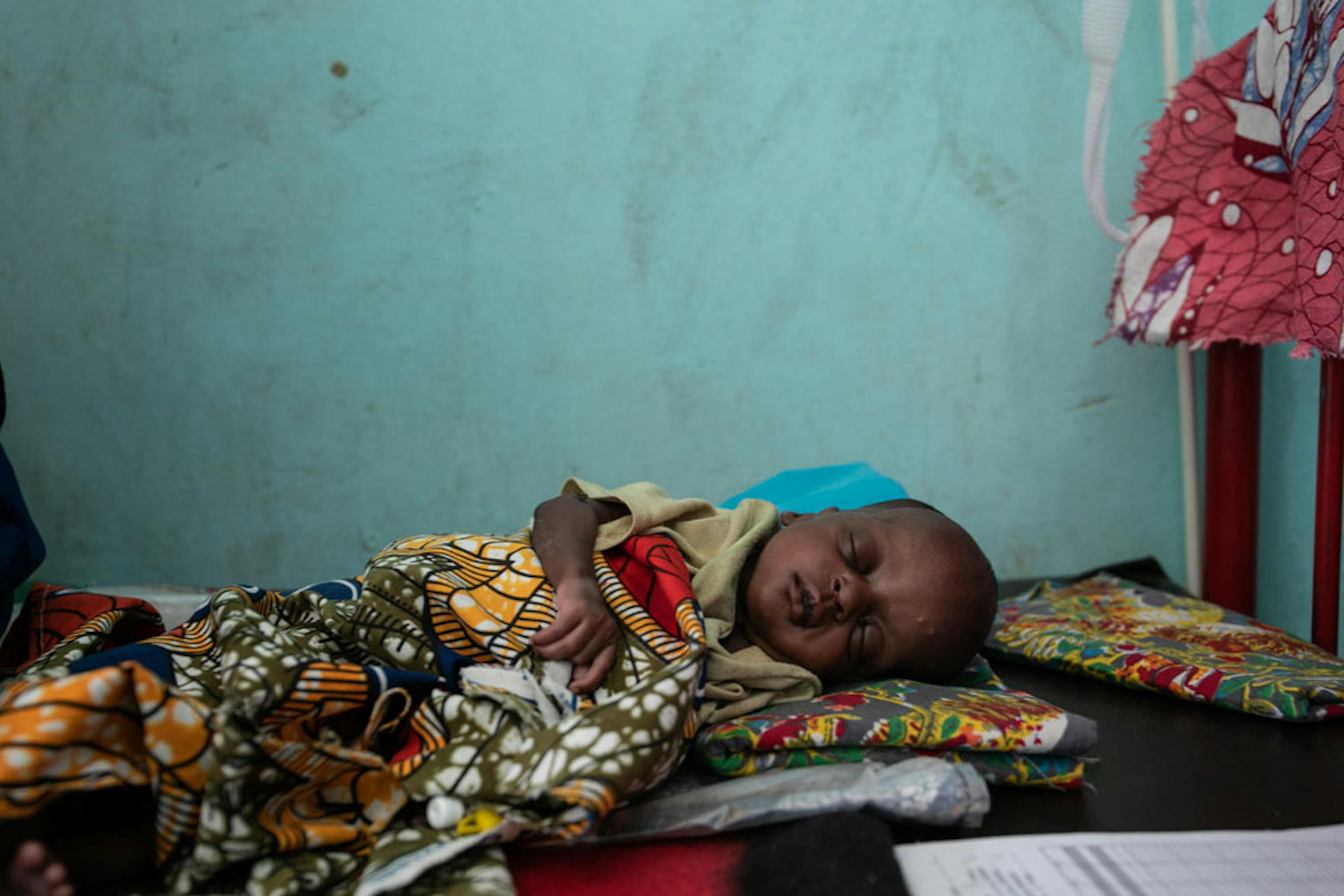 Un bambino ricoverato nell'unità di terapia intensiva nutrizionale dell'ospedale di Diffa (Niger) - © UNICEF/UNI218727/Haro