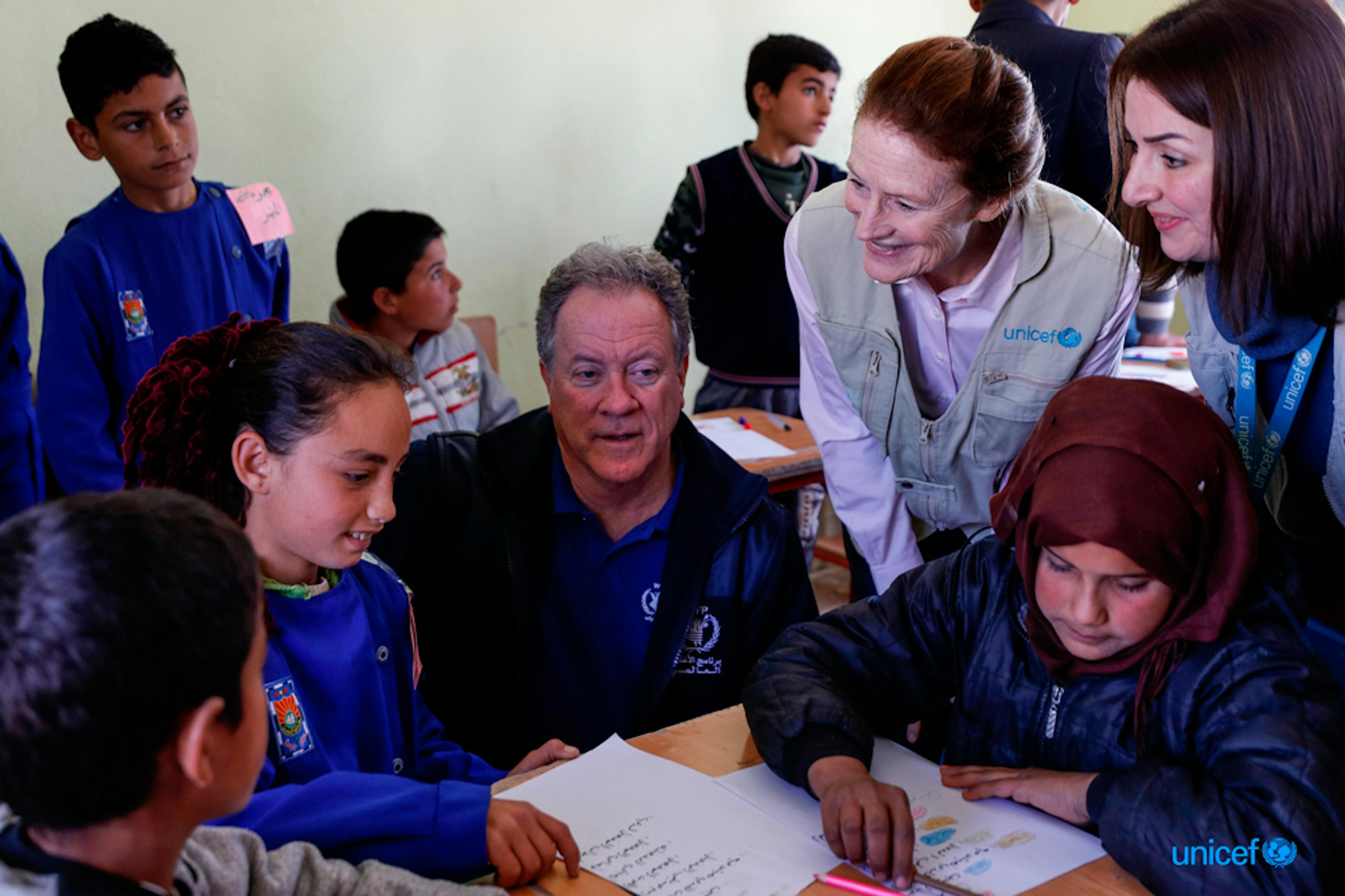 Siria,, il direttore esecutivo del WFP David Beasley (seduto al centro) e il direttore esecutivo dell'UNICEF Henrietta H. Fore (in piedi, secondo da destra), visitano i bambini della scuola Tal-Amara di  Idlib  © UNICEF/UNI308322/Sanadiki