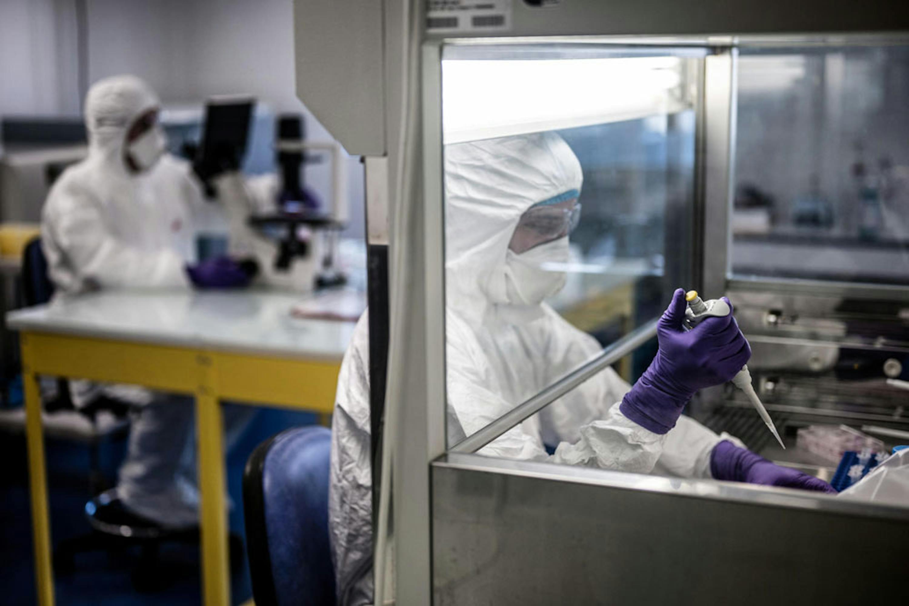 Ricercatori al lavoro in un laboratorio di virologia in Francia - © UNICEF/UNI288091/Pachoud/AFP-Services