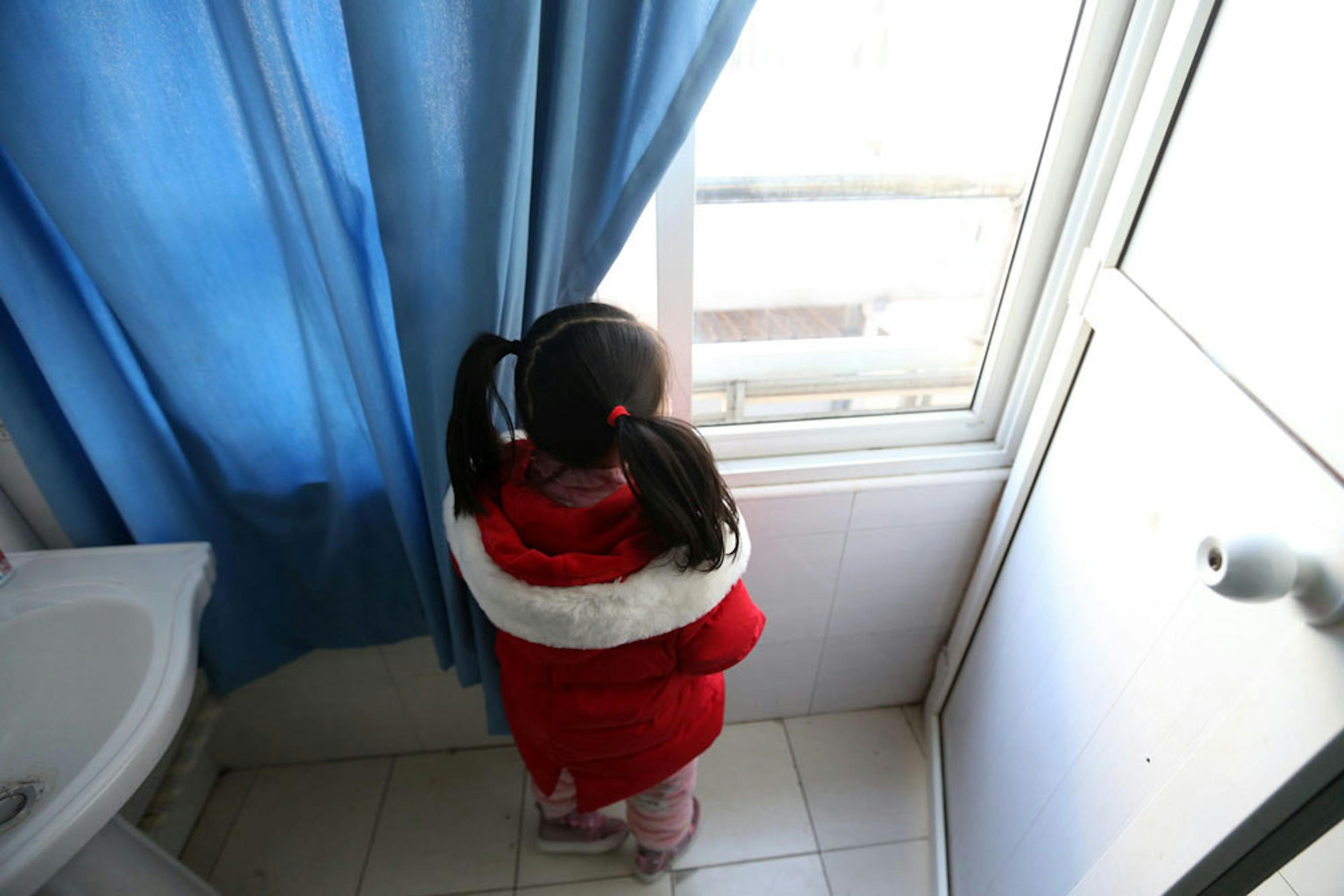 Yuanyuan, 5 anni, abita a Wuhan. Quando i suoi genitori sono stati ricoverati per COVID-19, è rimasta da sola a casa, accudita da volontari - ©UNICEF/UNI304655/Cui