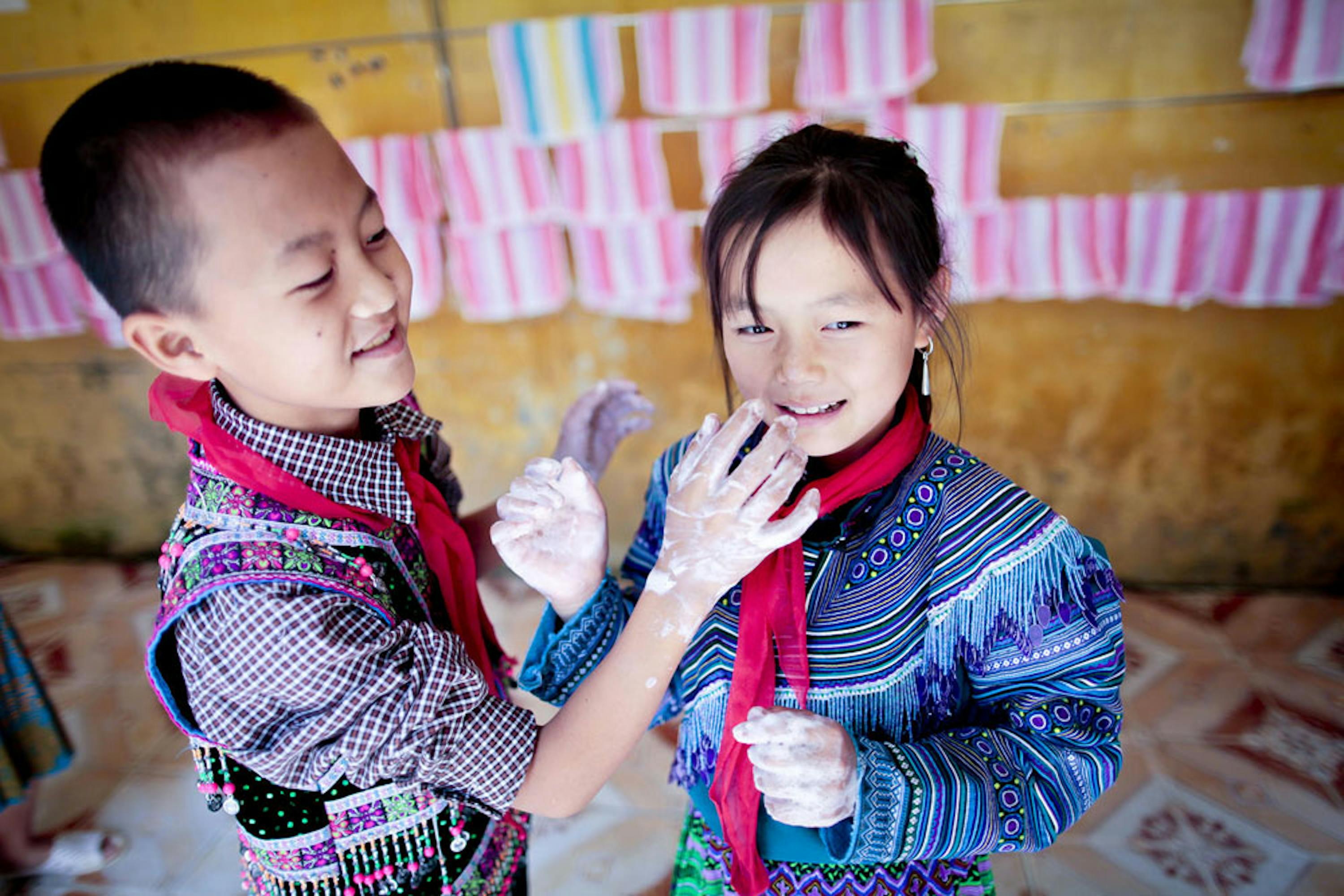 Alunni di una scuola del Vietnam che accoglie diverse minoranze etniche durante una dimostrazione sul corretto lavaggio delle mani - © UNICEF/UNI310735/Viet Hung