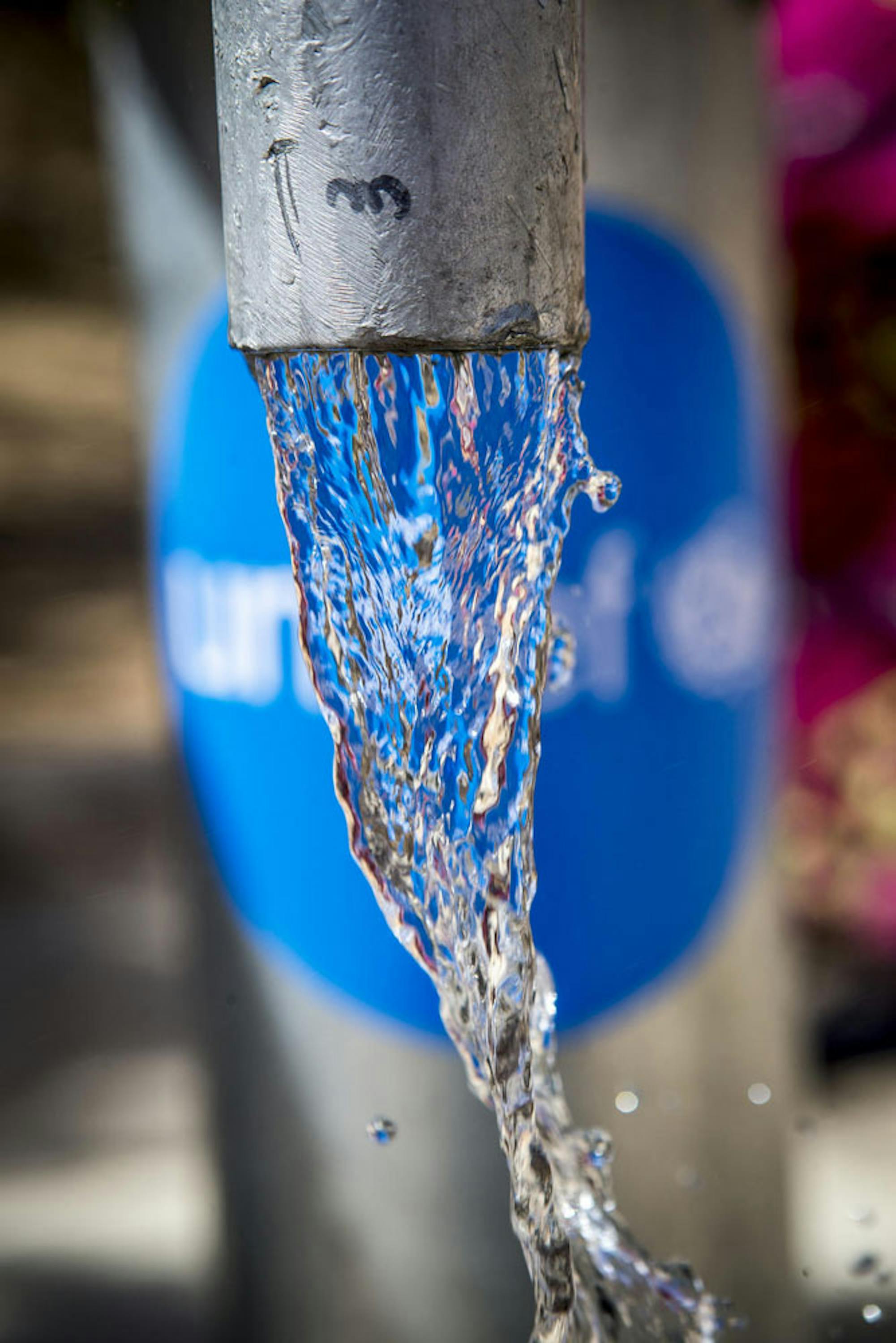 Acqua sicura sgorga dal rubinetto del pozzo di Dialangou, uno dei 161 villaggi della regione di Mopti (Mali) in cui l'UNICEF sta scavando nuovi pozzi - ©UNICEF/UNICEF sta UNI303292/Keita