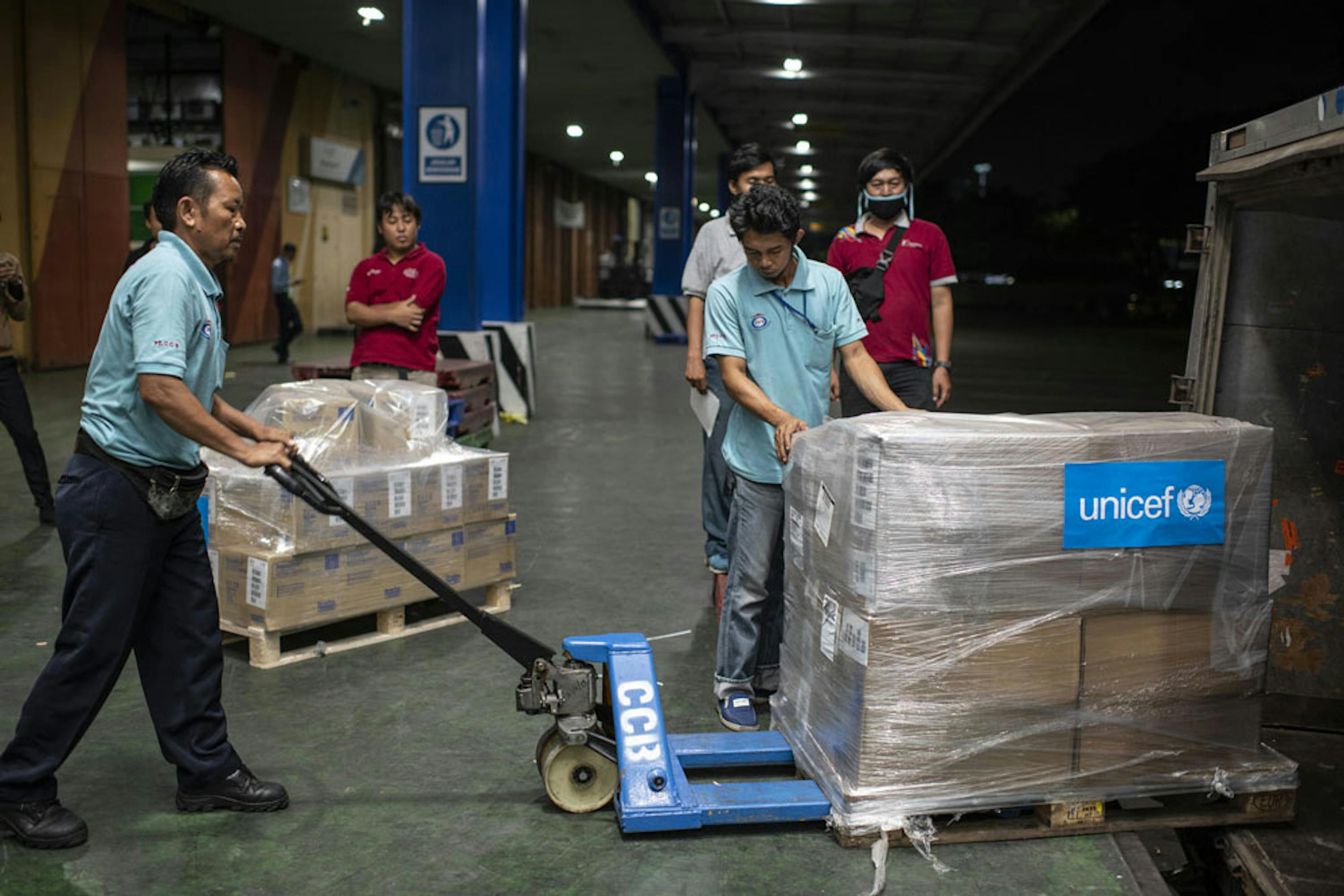 In un hangar dell'aeroporto di Giacarta (Indonesia) un carico di aiuti inviati dalla UNICEF Supply DIvision di Copenaghen vengono trasbordati dall'aereo sui camion - ©UNICEF/UNI313242/Wilander