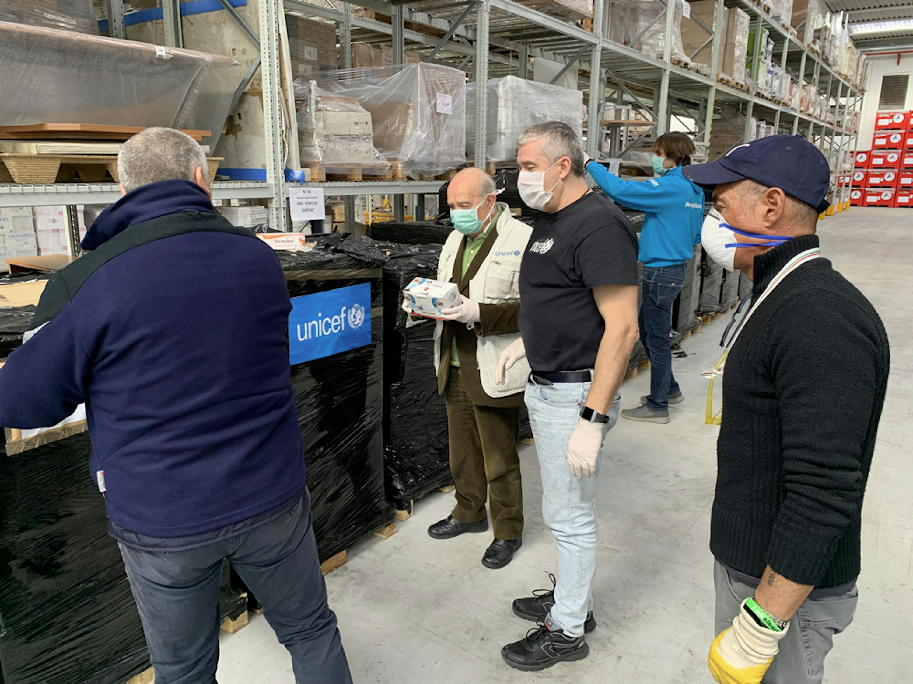 Le operazioni di scarico degli aiuti UNICEF. Si distinguono al centro della foto il presidente dell'UNICEF Italia Francesco Samengo e il Direttore generale Paolo Rozera - ©UNICEF Italia/2020/G.Ferzi