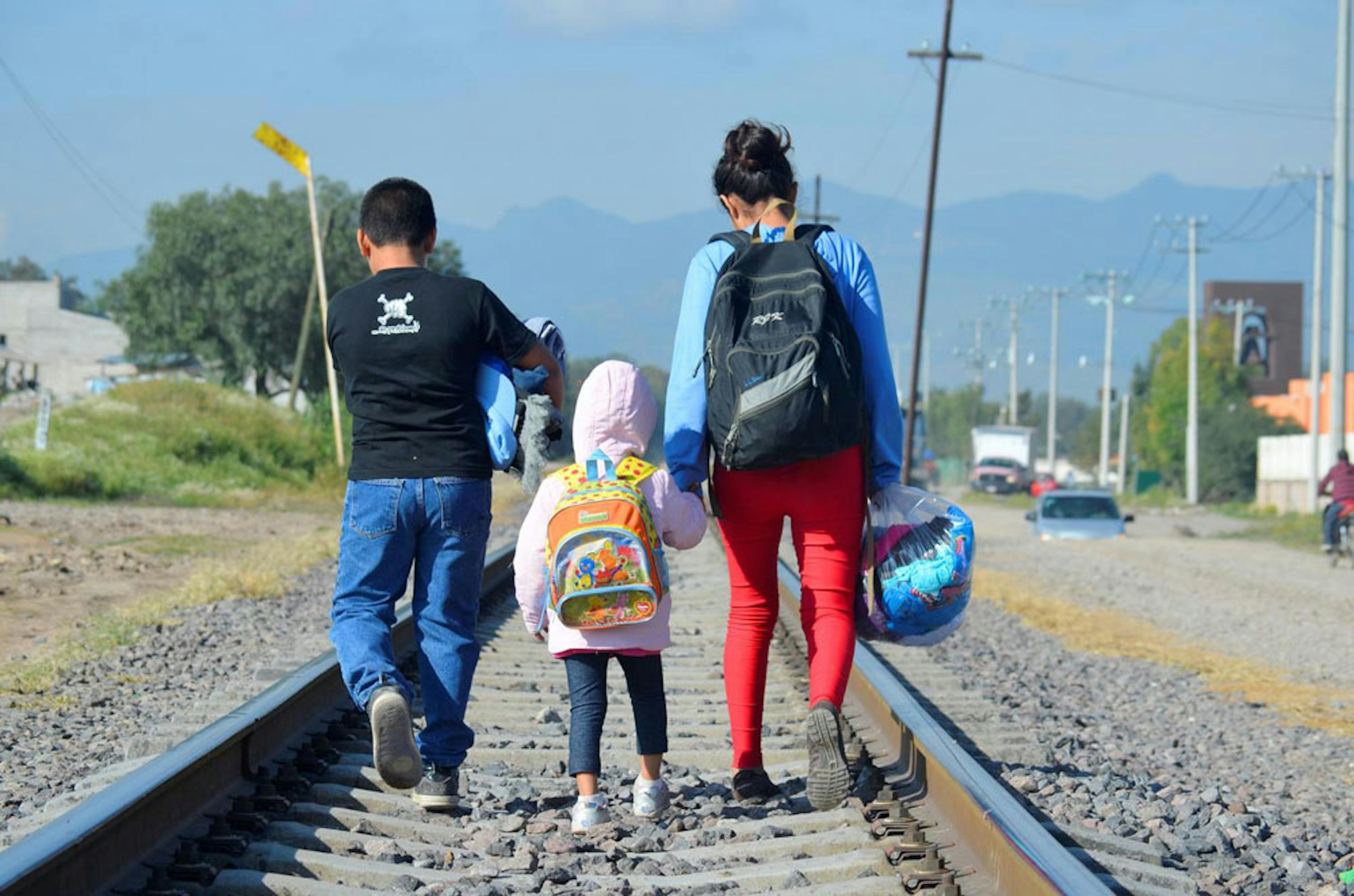 Maria, giovane madre dell'Honduras, in cammino con i suoi figli lungo una ferrovia in Messico - © UNICEF/UNI176266/Ojeda