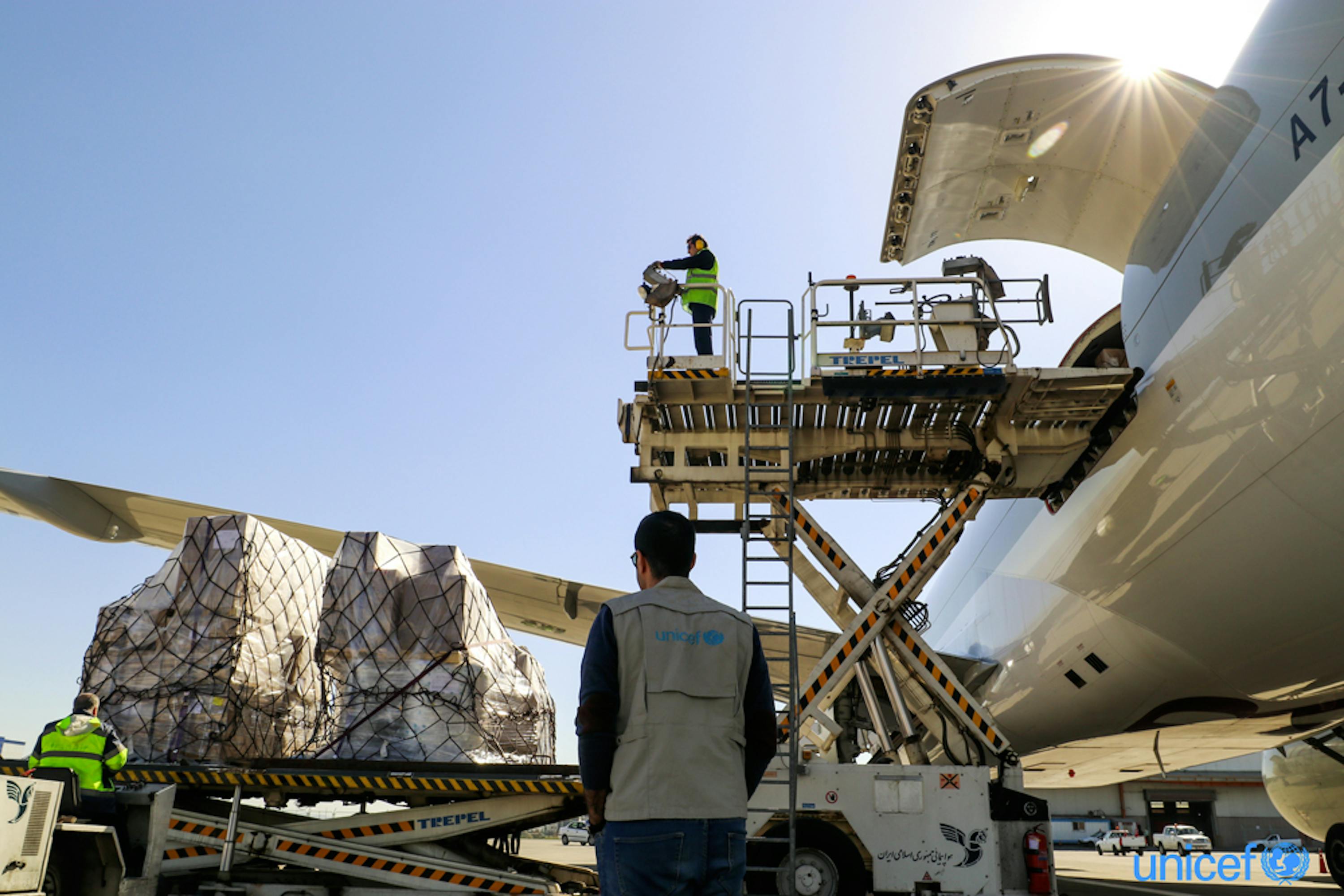 Un aereo cargo con aiuti dell'UNICEF giunto all'aeroporto di Teheran (Iran) nelle scorse settimane - © UNICEF/UNI314219/Sayyari