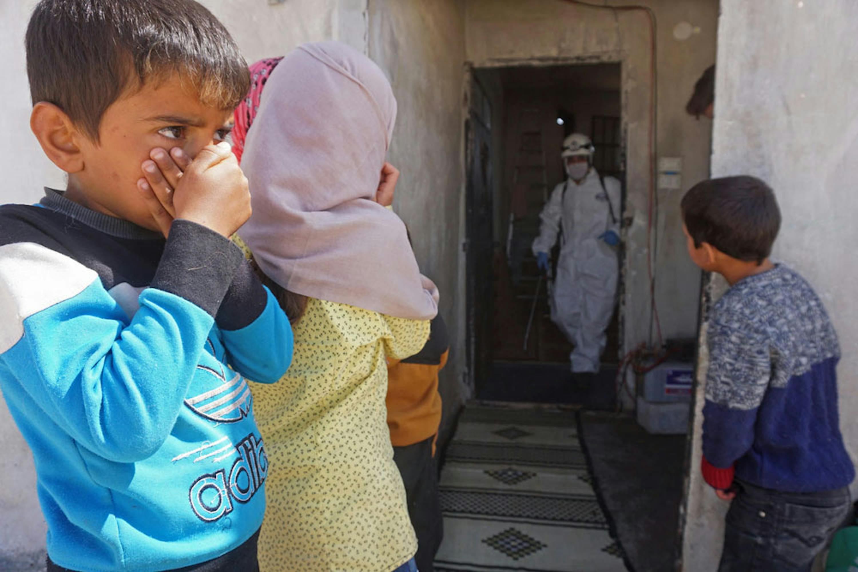 Disinfezione di una scuola adibita a rifugio per famiglie sfollate a Binnish, nei pressi di Idlib (Siria) - © UNICEF/UNI316131/Haj Kadour/AFP