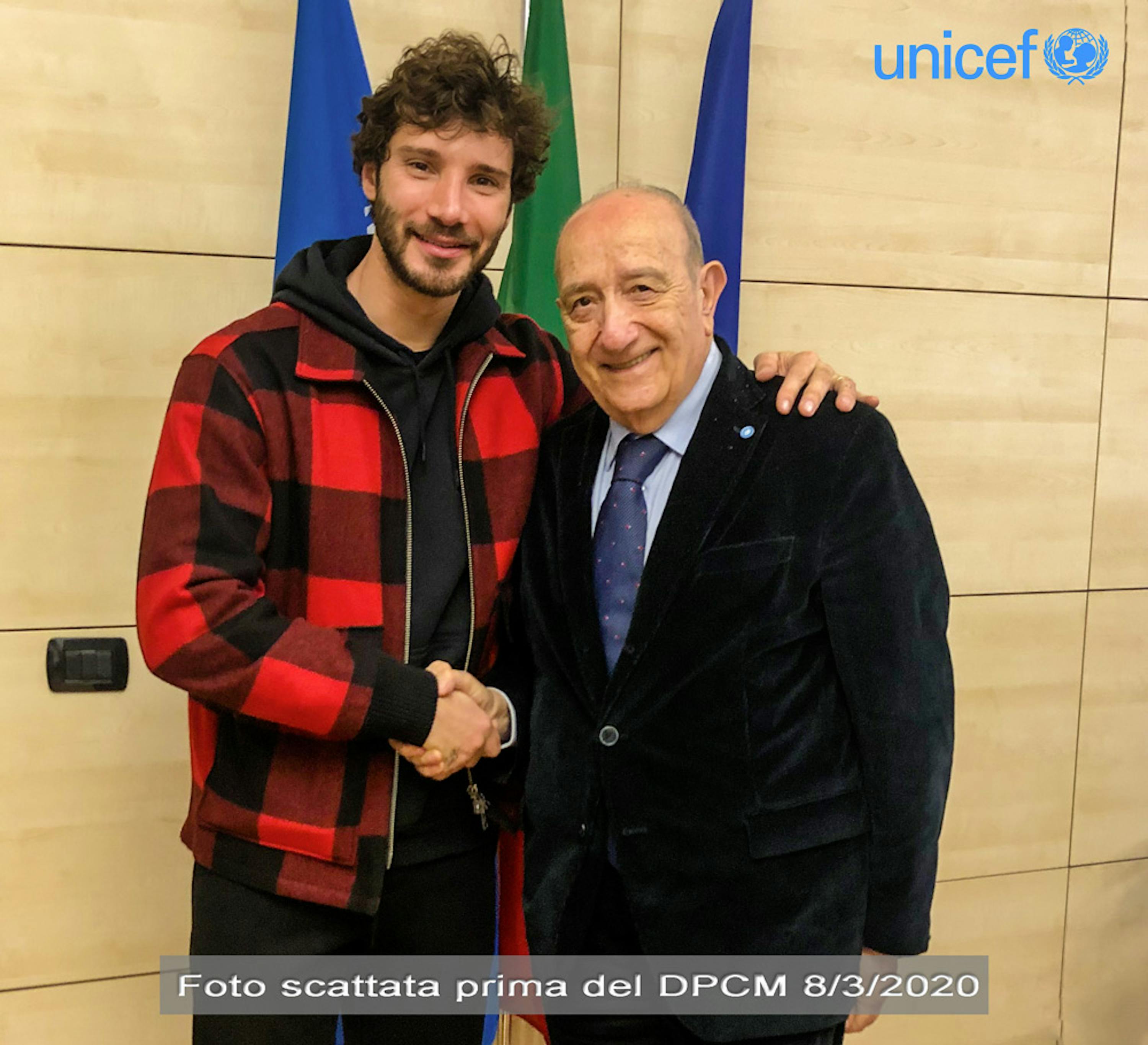 Stefano De Martino insieme al presidente dell'UNICEF Italia Francesco Samengo (foto scattata prima del DPCM 8/3/2020 sul distanziamento sociale) 