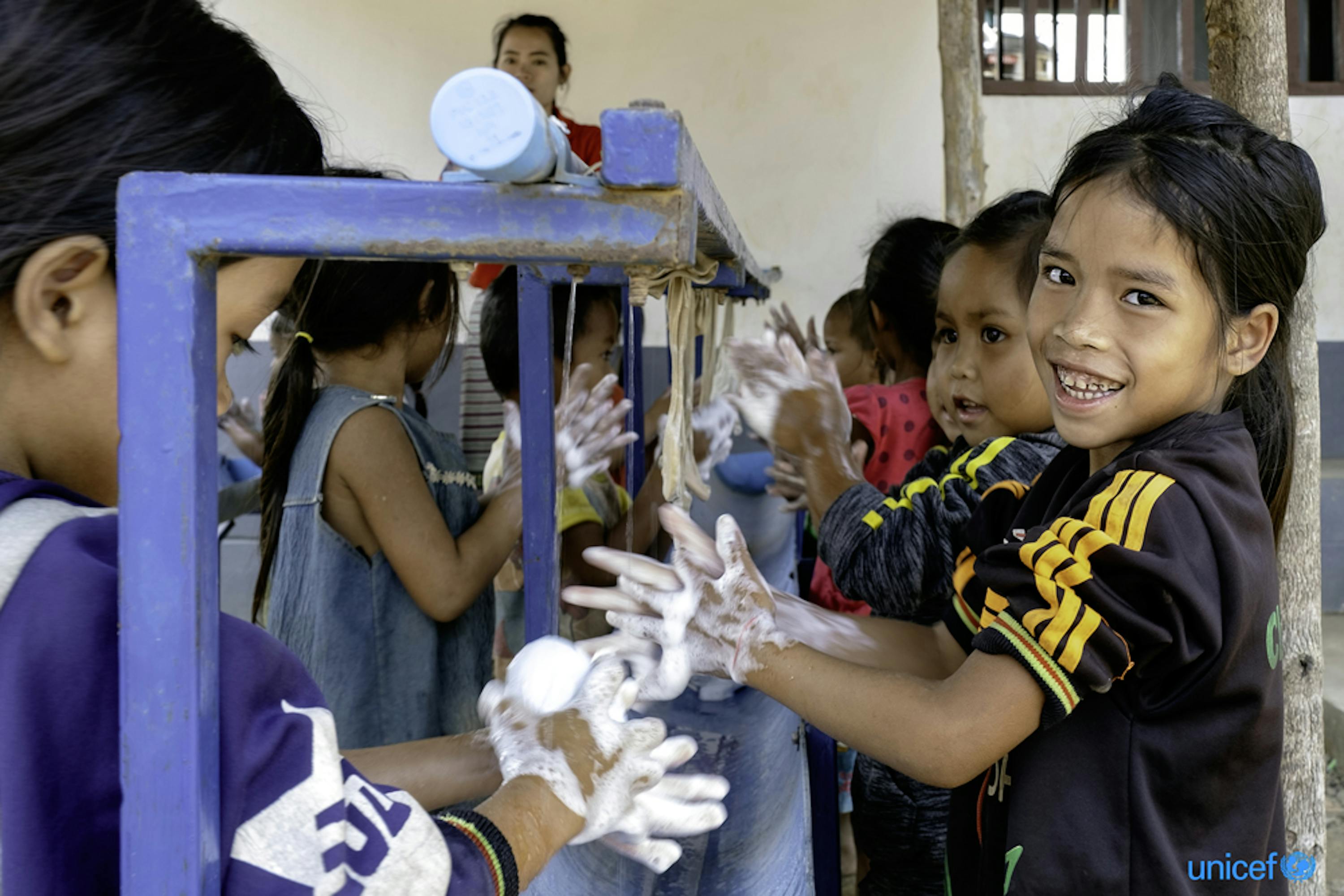 Alunni di una scuola per l'infanzia nel Laos meridionale, dove l'UNICEF conduce programmi di igiene finalizzati anche alla prevenzione del COVID-19 - © UNICEF/UN0311068/