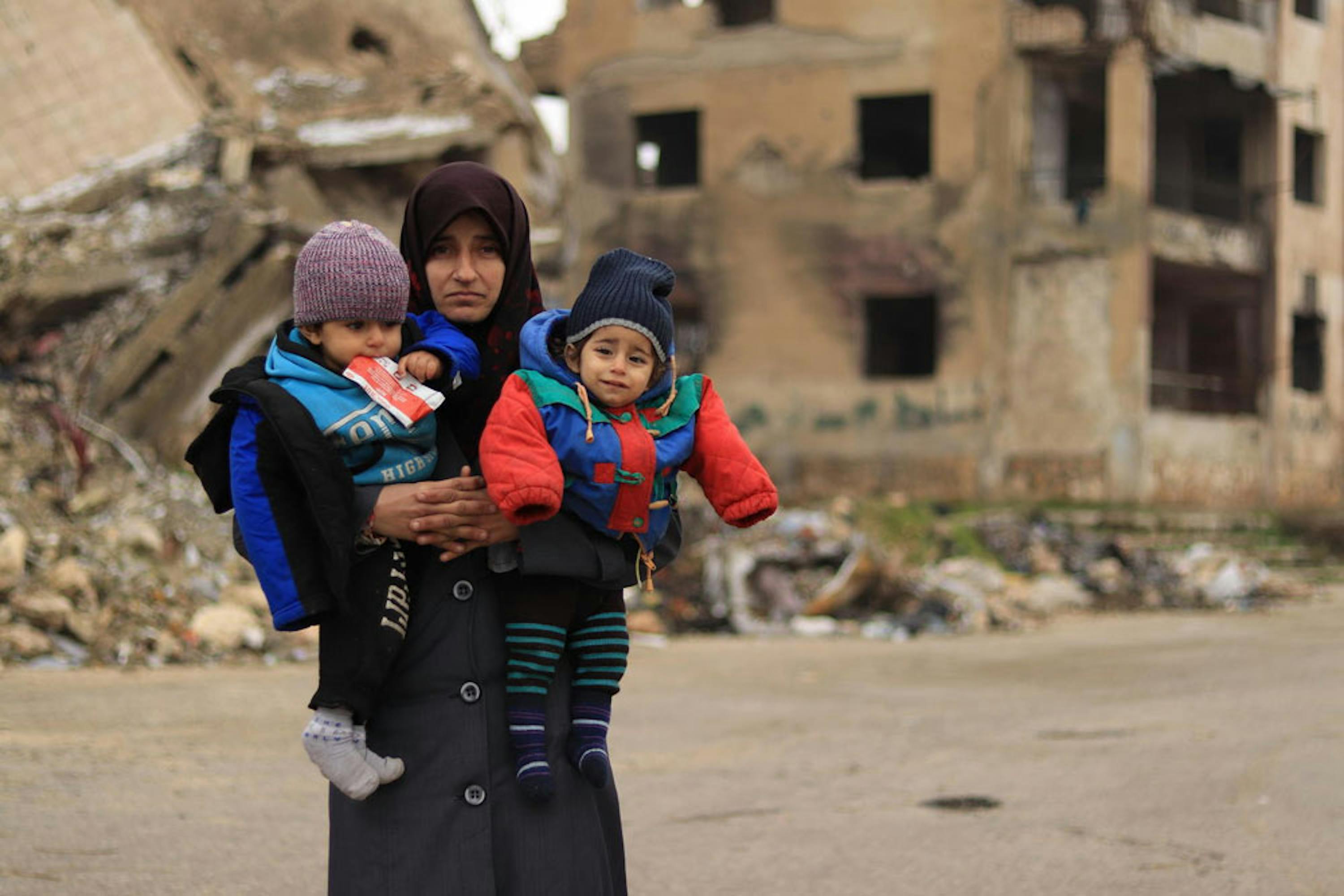 Alaa con i suoi due figli, assistiti dai team sanitari e nutrizionali dell'UNICEF ad Aleppo (Siria). Sono 4,8 milioni i bambini nati in Siria in questi 9 anni di guerra - ©UNICEF/UNI310539/Al-Issa