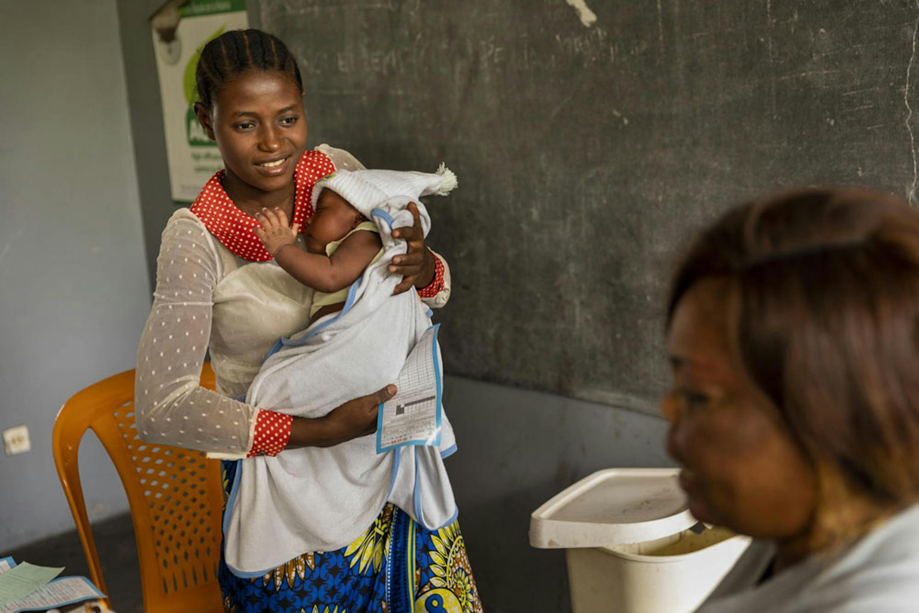 È il giorno della vaccinazione contro il morbillo per il piccolo Dieu Merci (1 mese) in questo ambulatorio di Nsele (Rep. Democratica del Congo) -  © UNICEF/UNI308216/Brown