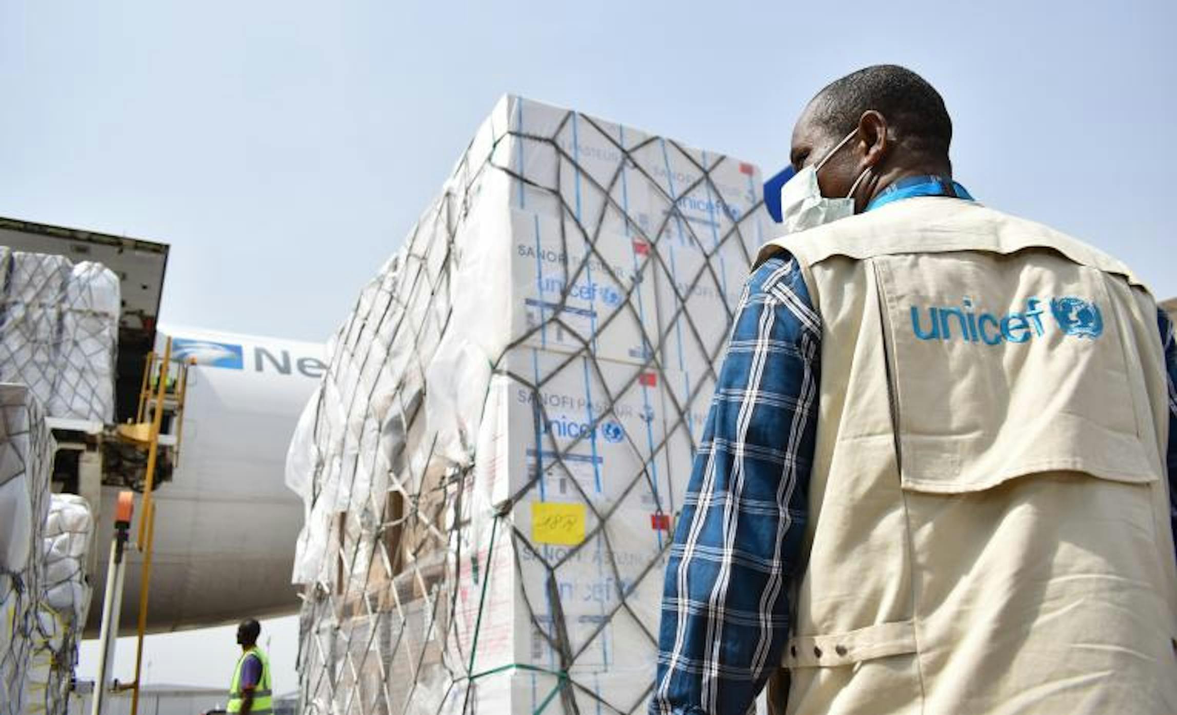 L'arrivo di un volo cargo con aiuti sanitari dell'UNICEF all'aeroporto internazionale di Abuja (Nigeria) nel pieno dell'emergenza COVID-19 - ©UNICEF/2020