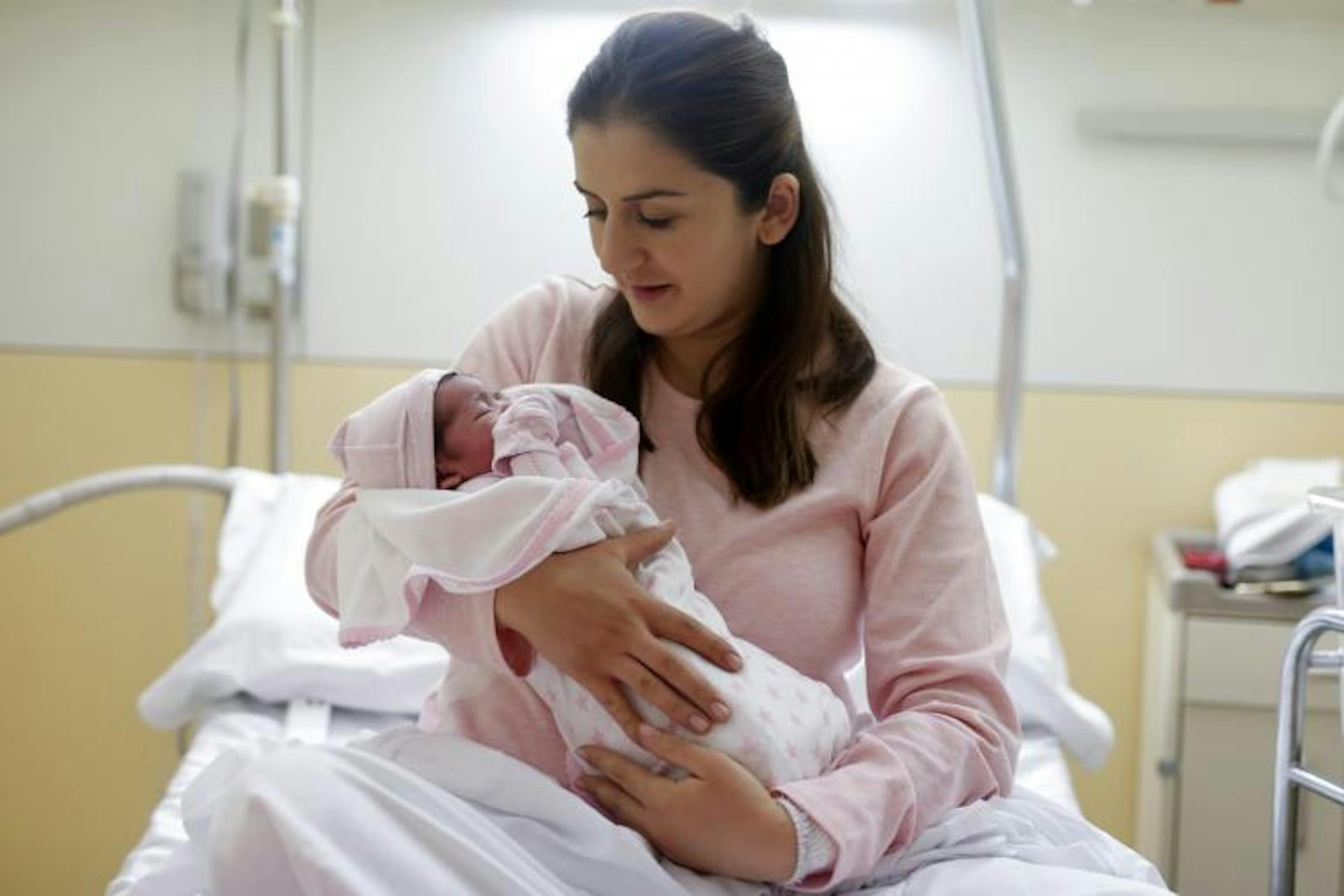 La piccola Sofia tra le braccia di mamma Lilit  nell'ospedale Vall d’Hebron di Barcellona (Spagna) - © UNICEF/UN0269508/Barrena-Capilla AFP-Services