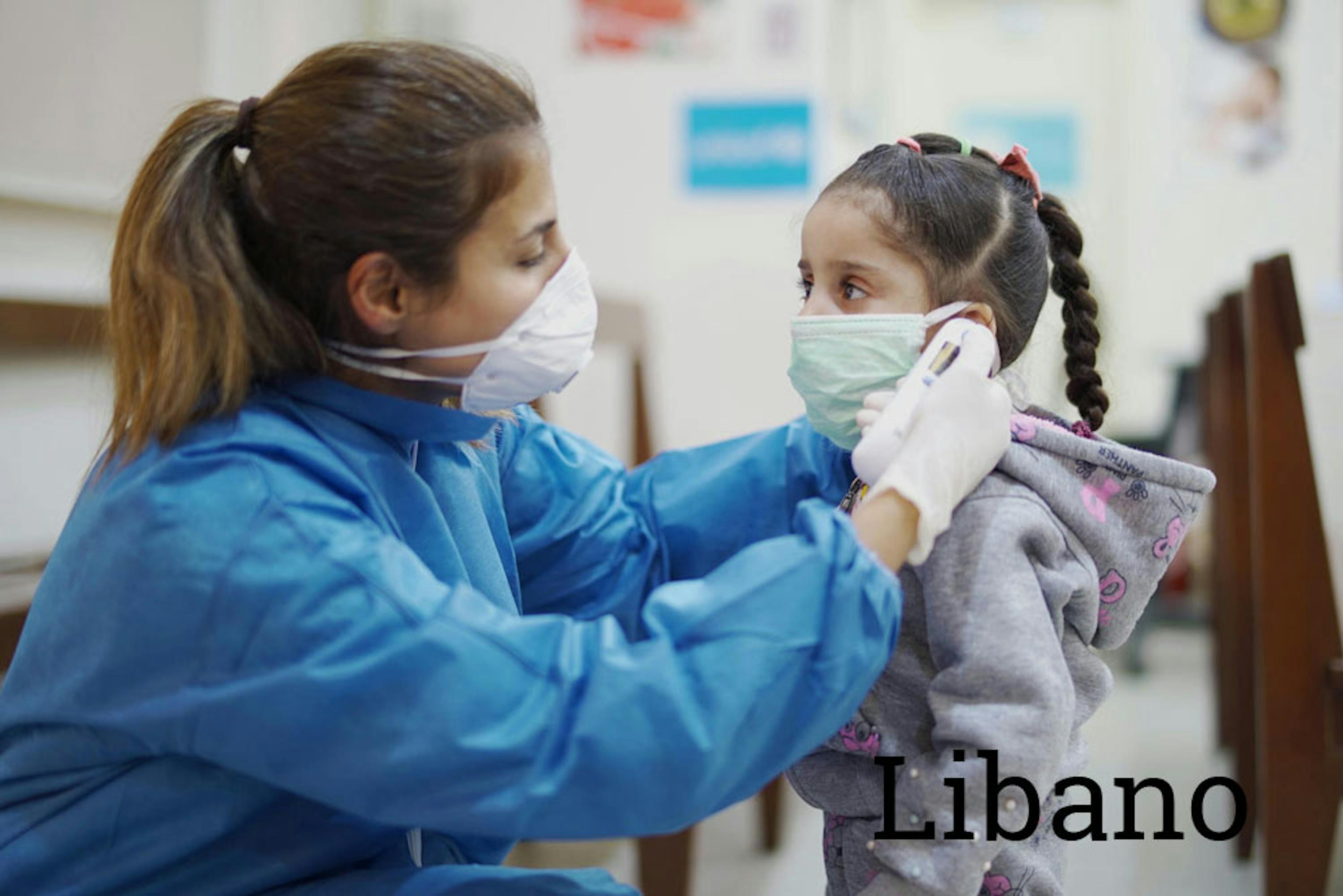 Un'infermiera misura la temperatura di una bambina in uno dei 194 ambulatori e ospedali del Libano assistiti dall'UNICEF con beni e attrezzature per la lotta al COviD-19 - ©UNICEF/UNI317998/Choufany